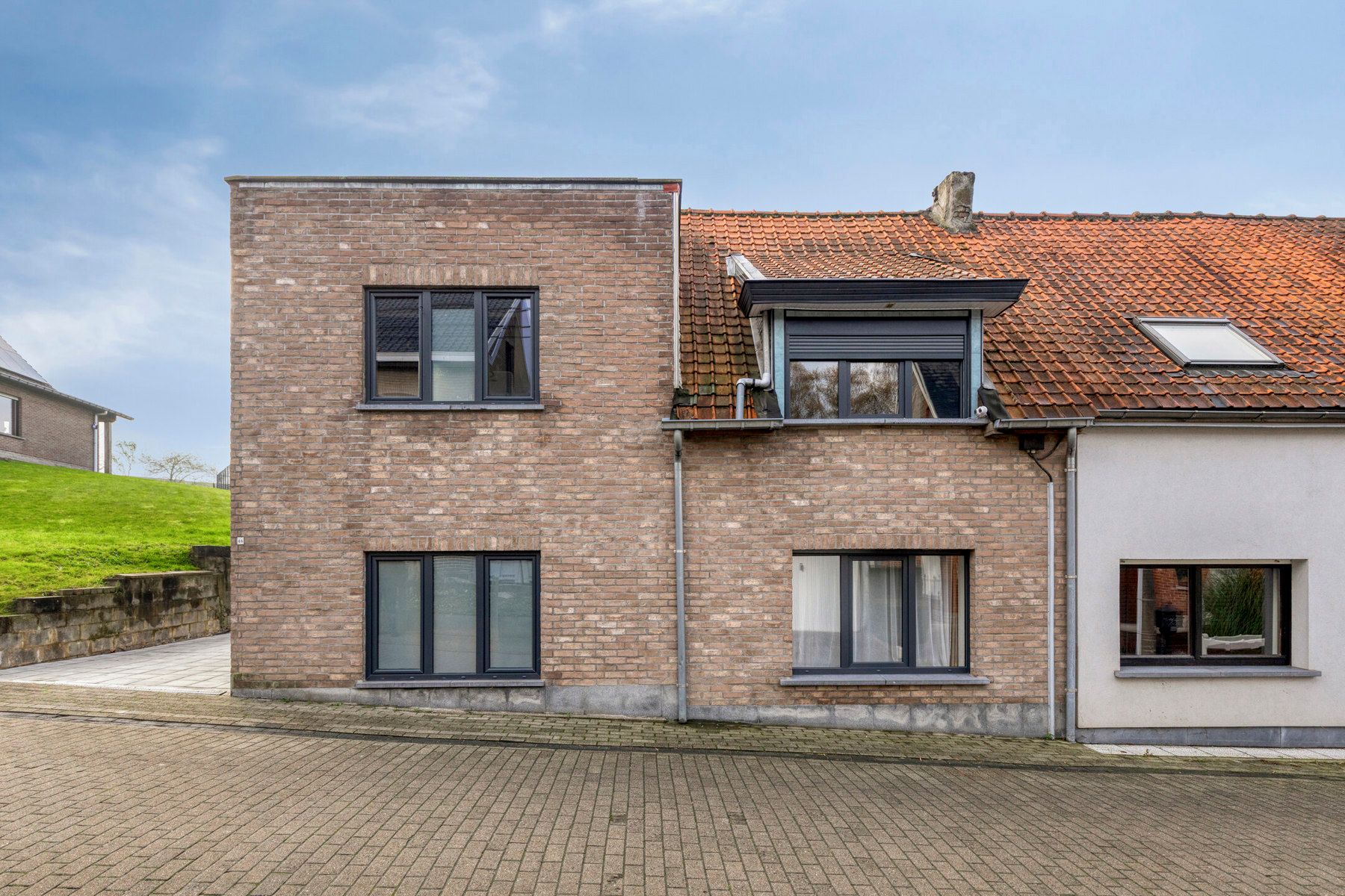 HOB met 4 slaapkamers, oprit en klein tuintje foto 19