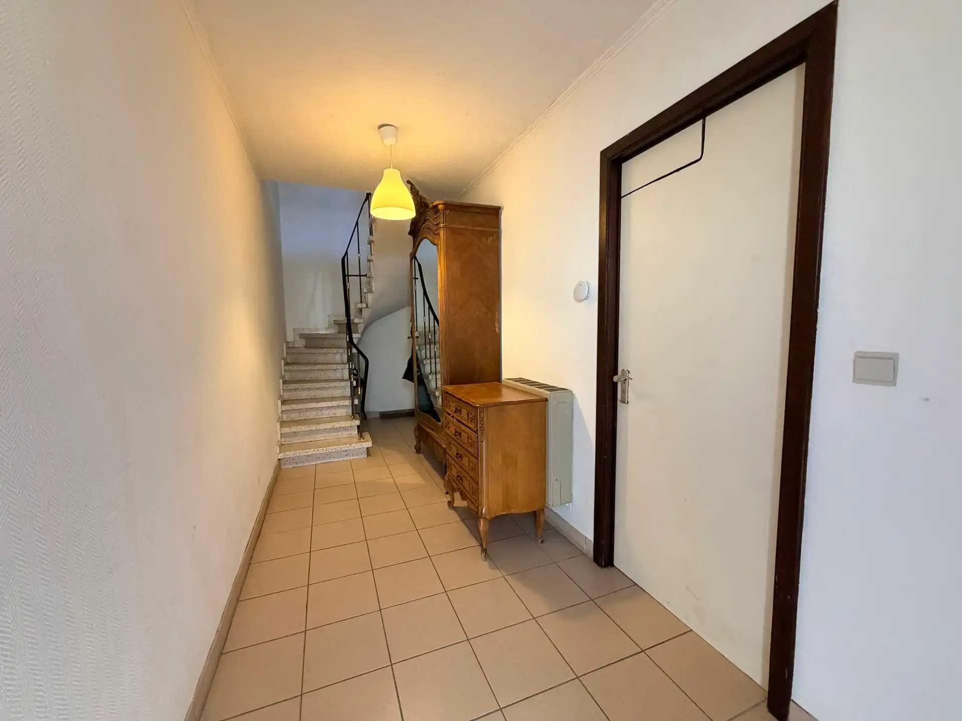 TE KOOP Instapklare bel-etagewoning met terras en ruime garage. foto 5