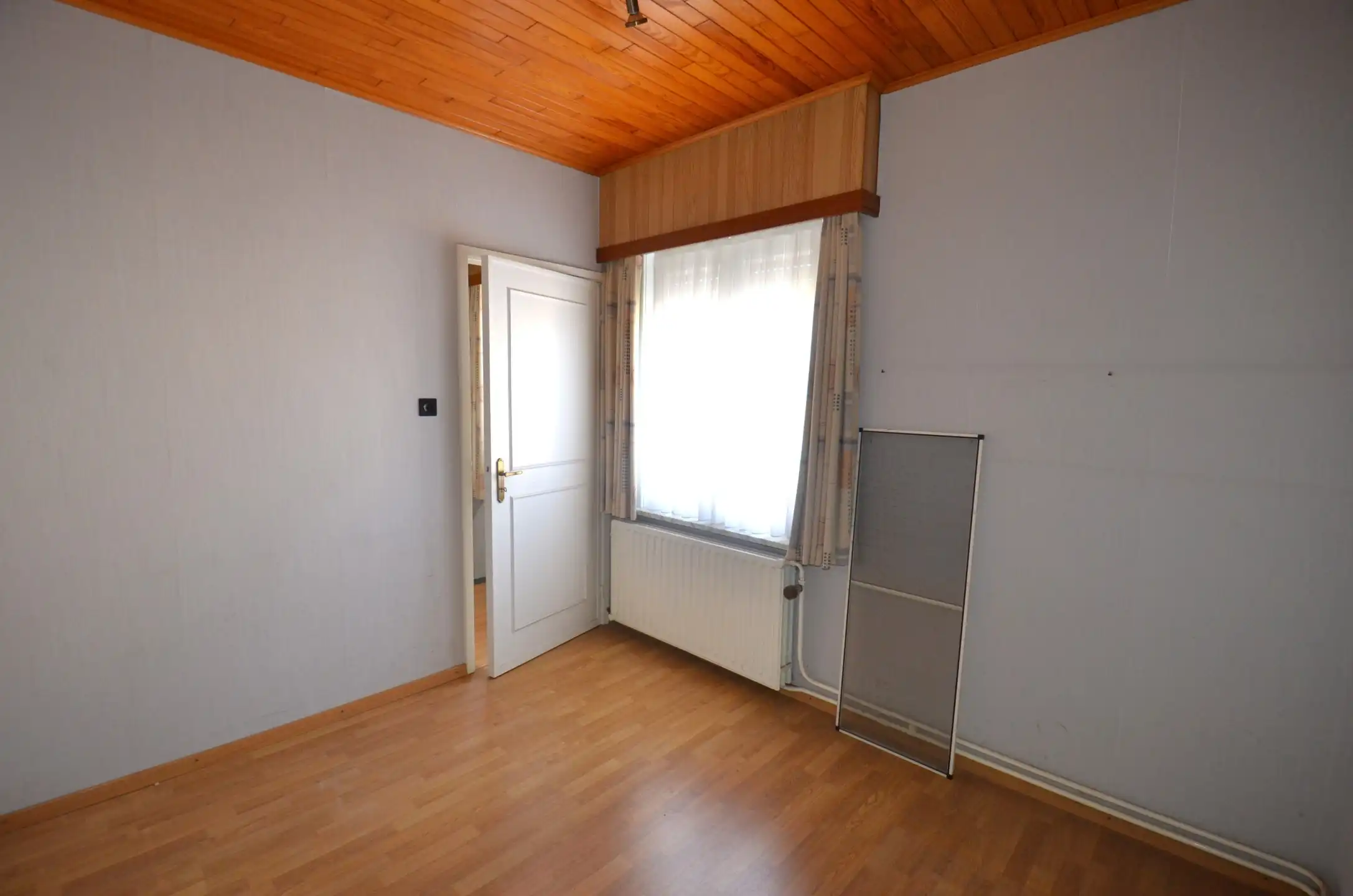 Te renoveren woning met 3 slaapkamers, tuintje en dubbele garage foto 19