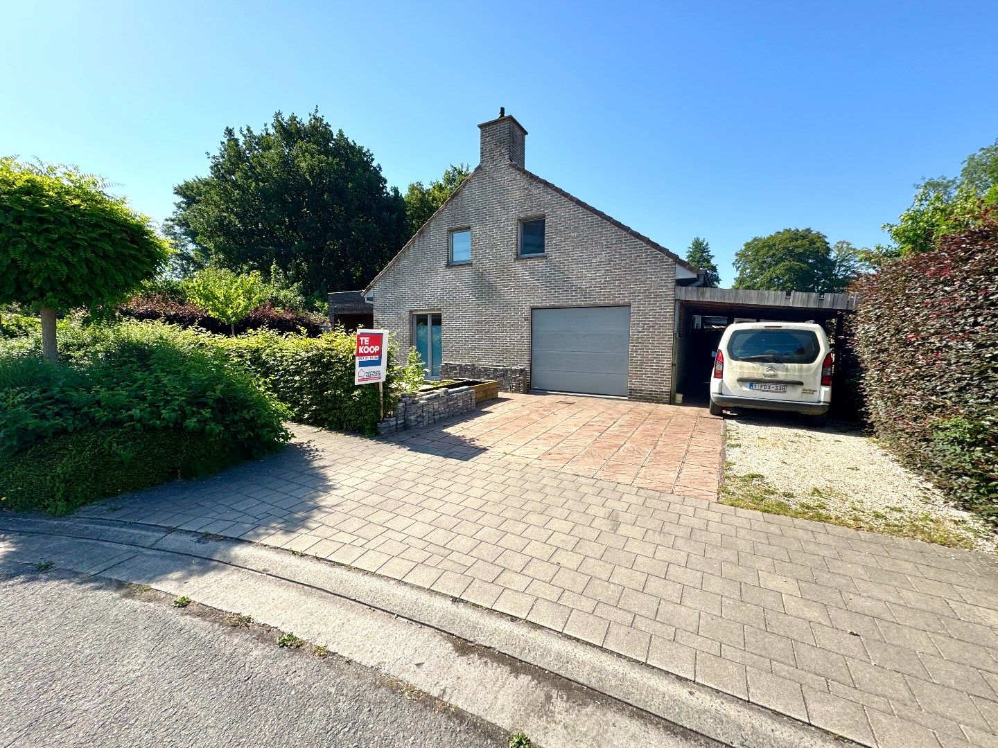 ALLEENSTAANDE WONING MET 4 SLPKS, GARAGE, CARPORT EN TUIN foto 2