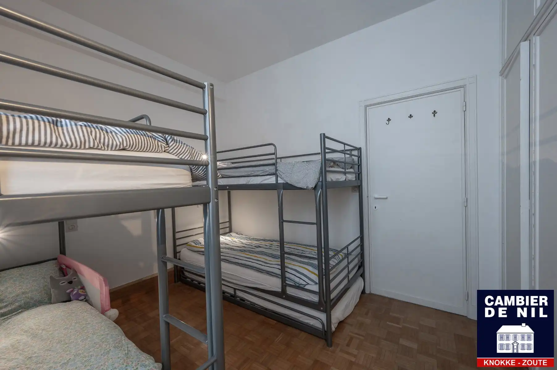 Mooi ongemeubeld appartement met frontaal zeezicht  foto 10