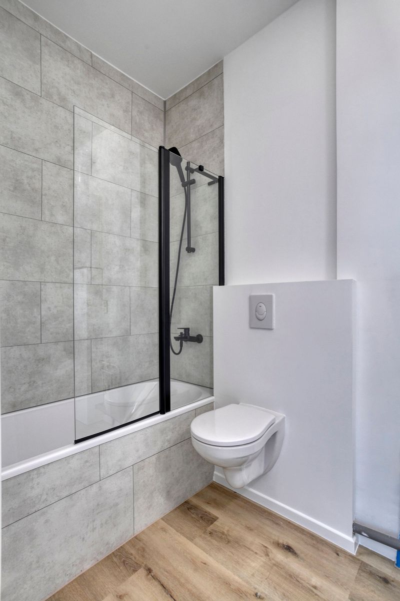 Totaal gerenoveerd, instapklaar appartement foto 11