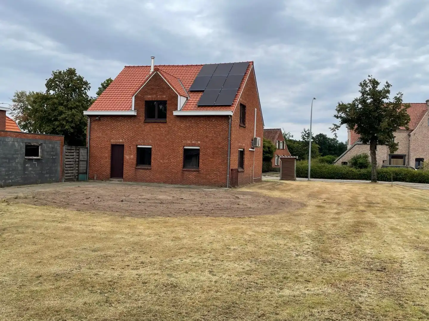Vrijstaande woning met potentieel op ruim breed (30m) perceel – Regio Mol (Millegem) foto 2