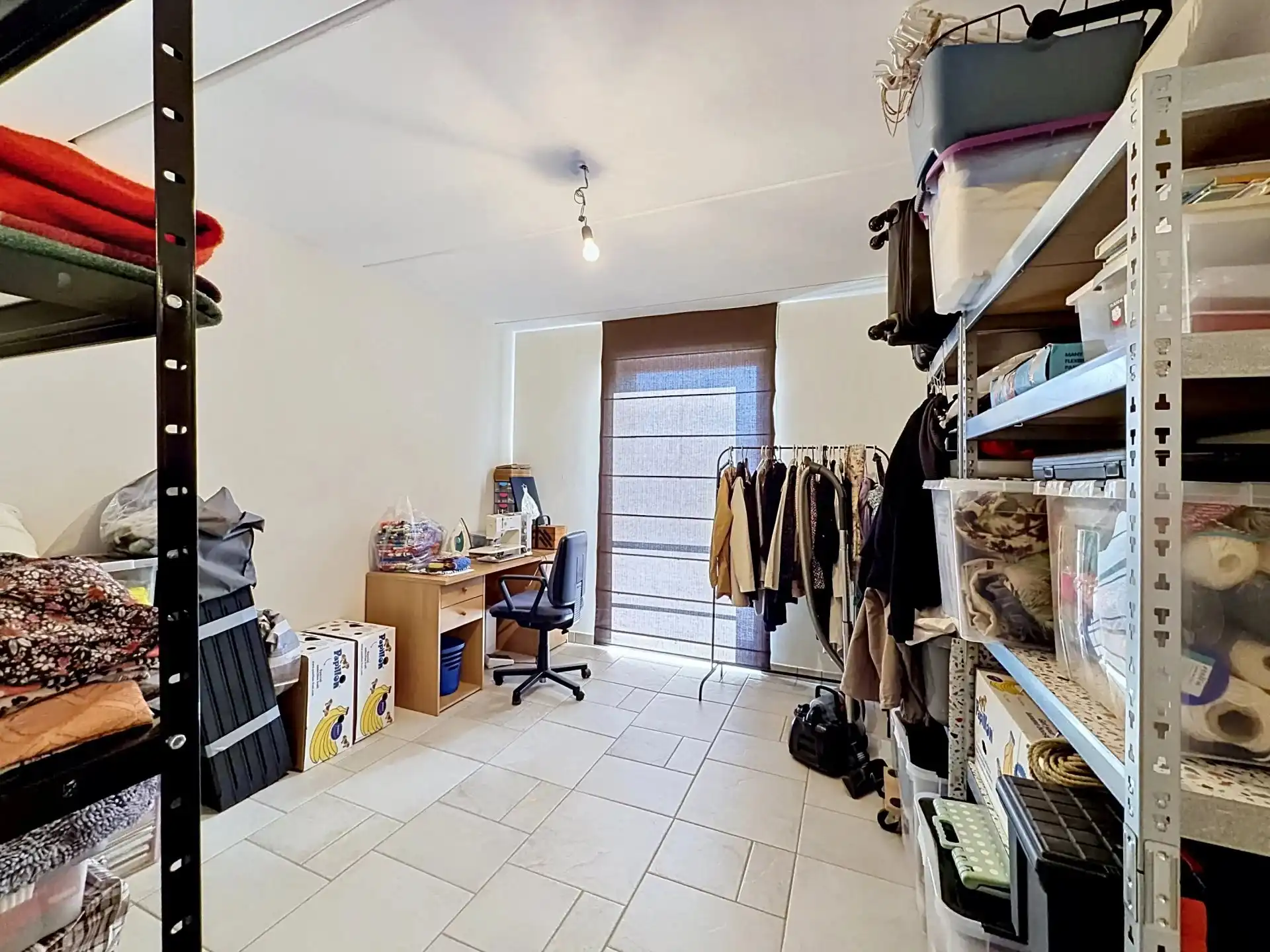 Ruim appartement met 2 slaapkamers, groot terras en staanplaats. foto 12