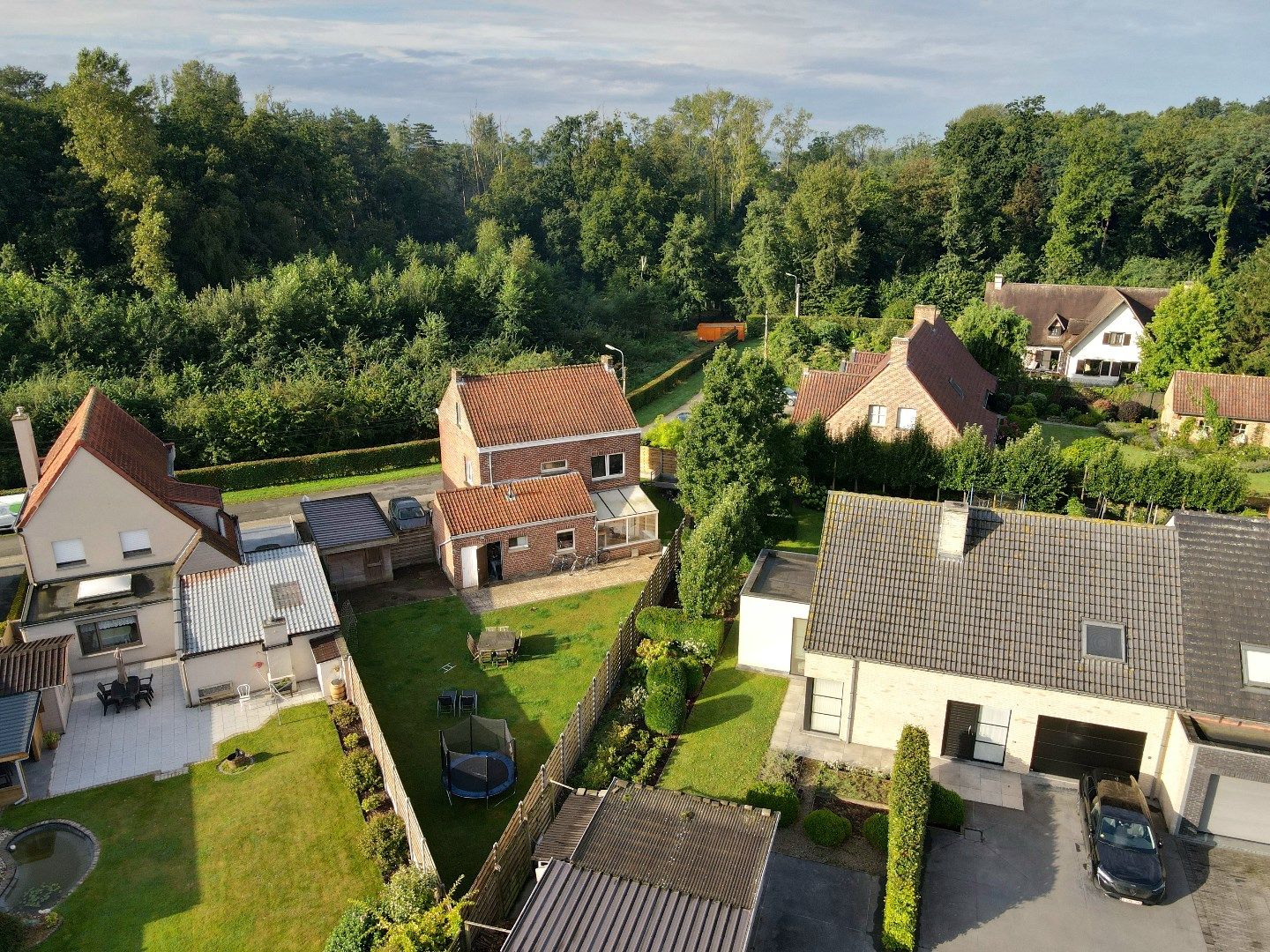 Ruime woning met 5 slaapkamers, tuin en garage gelegen in een groene omgeving foto 3