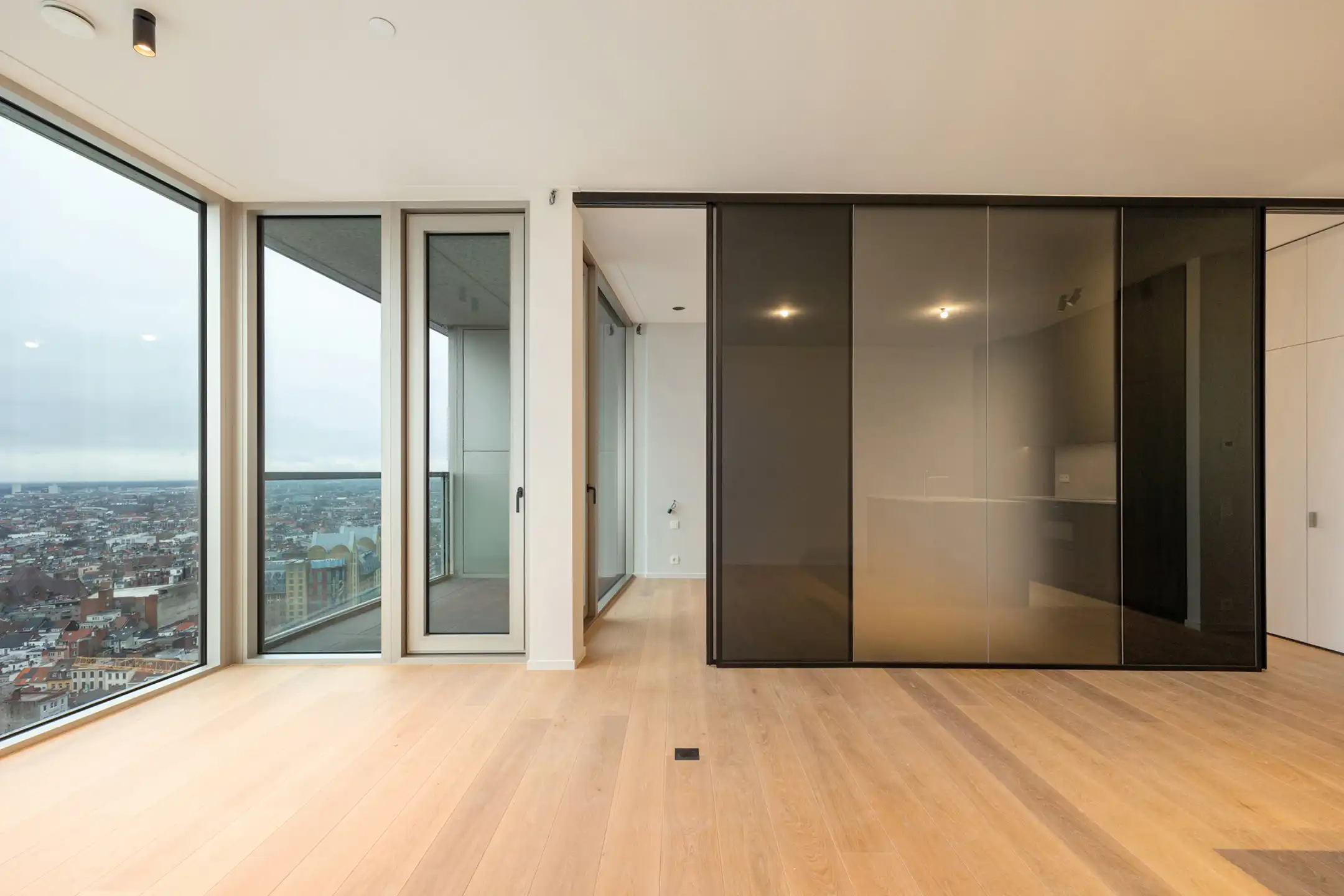 ANTWERPEN - Antwerp Tower  foto {{pictureIndex}}