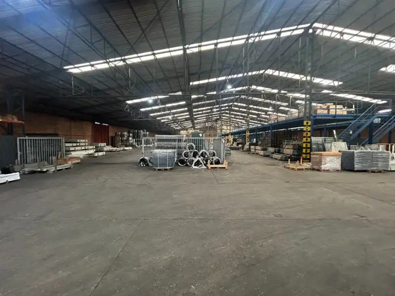 Ruim industrieel magazijn van ca. 6.900 m² met parkeerfaciliteiten foto 15