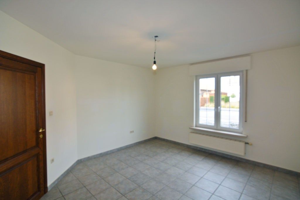 Vrijstaande woning met 4 slpks. en 2 bdks. op een perceel van 12a38ca. foto 20