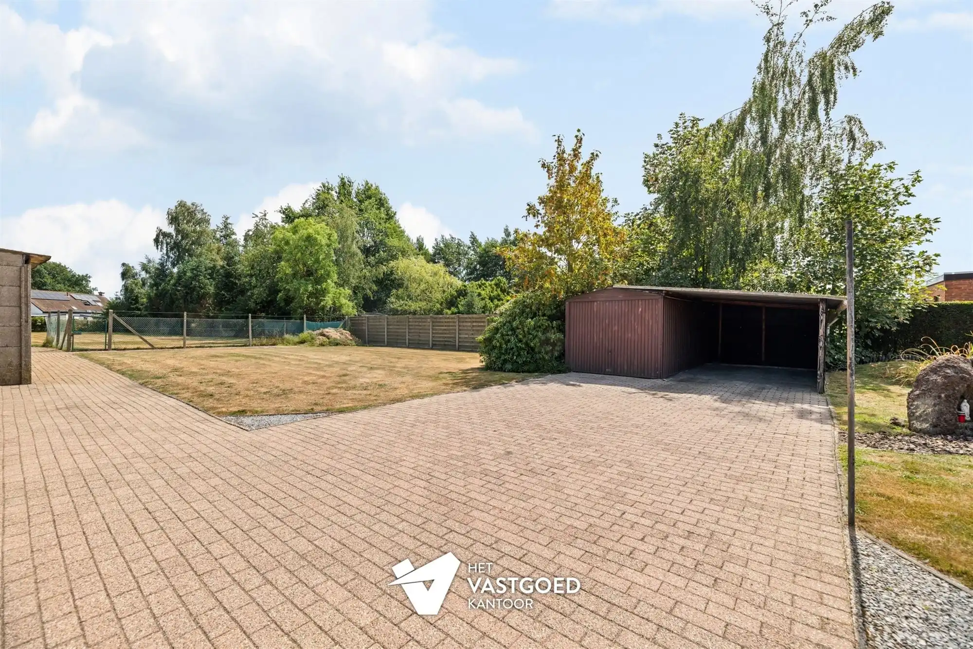 RUIME, STATIGE WONING OP GROENE LIGGING MET RUIM PERCEEL foto 21
