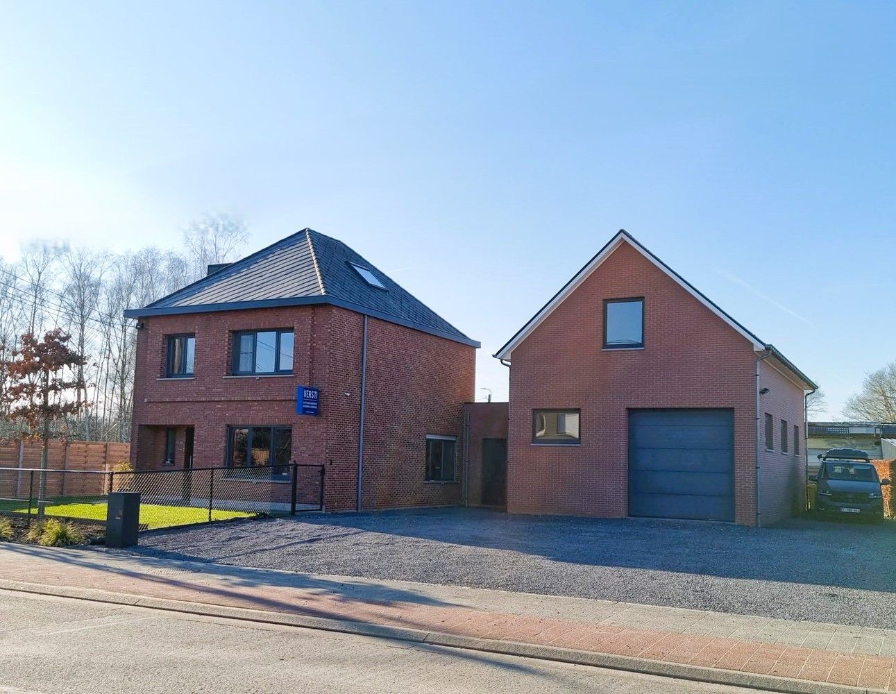 Instapklare woning met 5 slaapkamers met groot naastliggend magazijn. Ideaal voor zelfstandigen. foto 2
