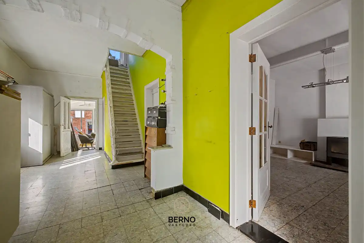 Te renoveren gezinswoning met uitgestrekte tuin en opslagplaats. foto 4