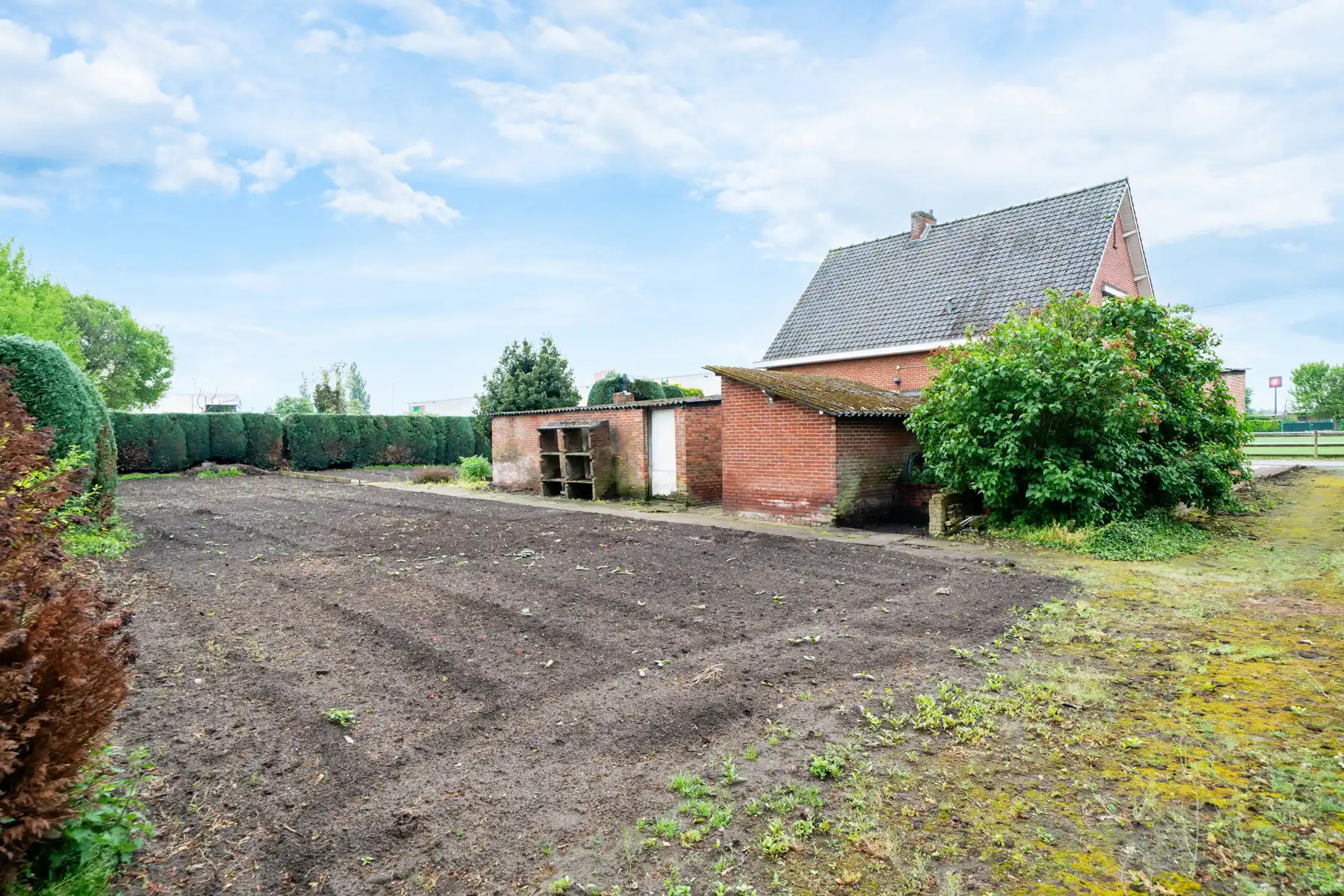Karaktervolle jaren ’60 gezinswoning met een uitzonderlijk breed perceel (37m) en eindeloos potentieel op een toplocatie in Geel! foto 18