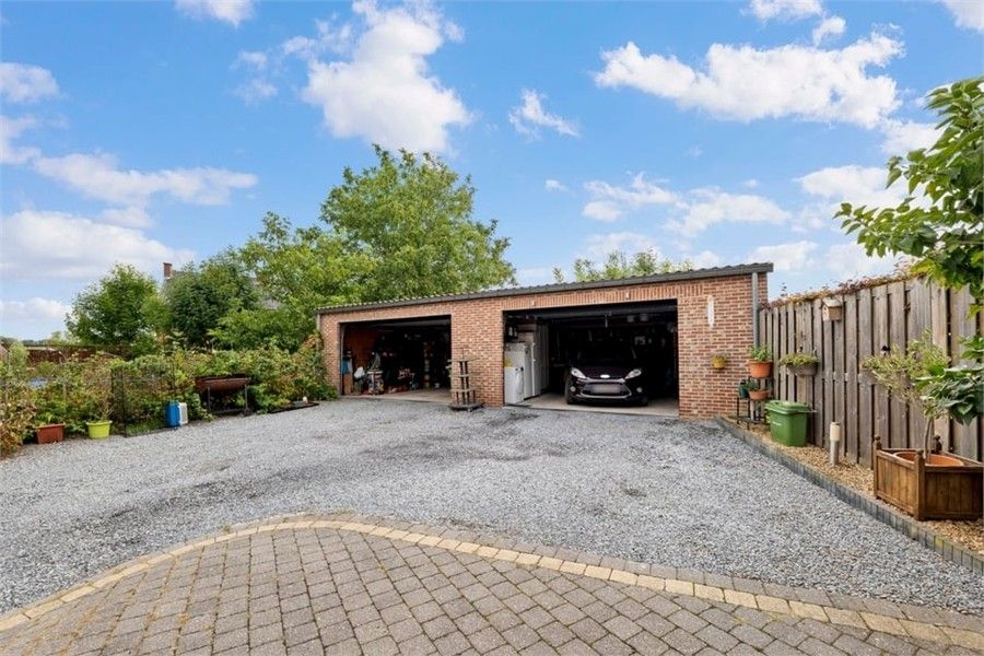 VERRASSEND RUIME GEZINSWONING MET GARAGE IN HEERS foto 31