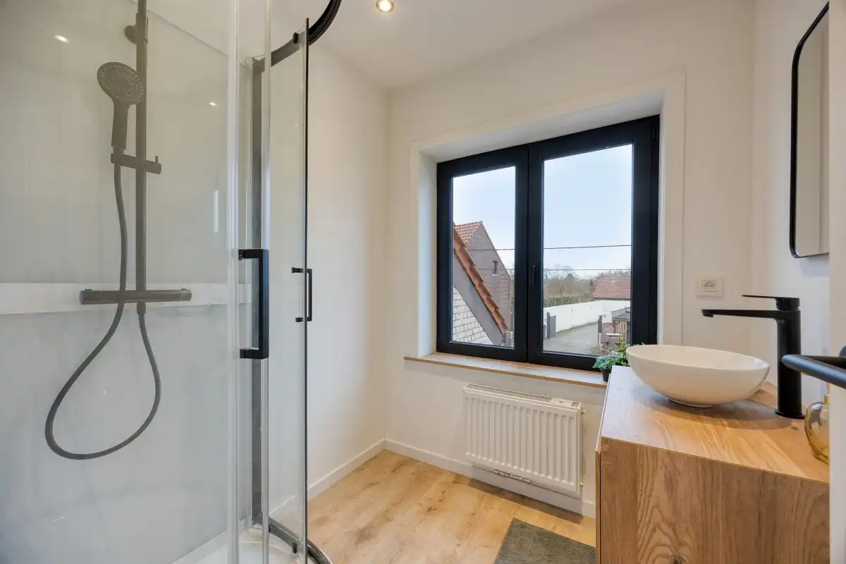 Energiezuinige, volledig gerenoveerde woning met 3 slaapkamers in Ninove foto 14
