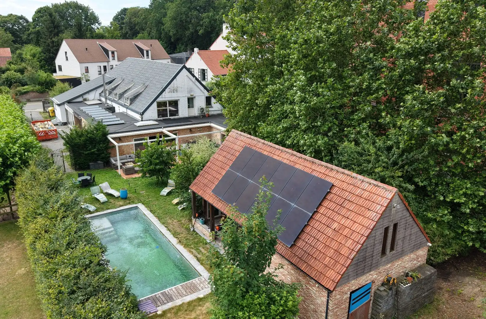 Zeer ruime woning (8 slpk + 8 badkamers) op een perceel van ca. 1.522 m² te Wijnegem/grens Schilde foto 4