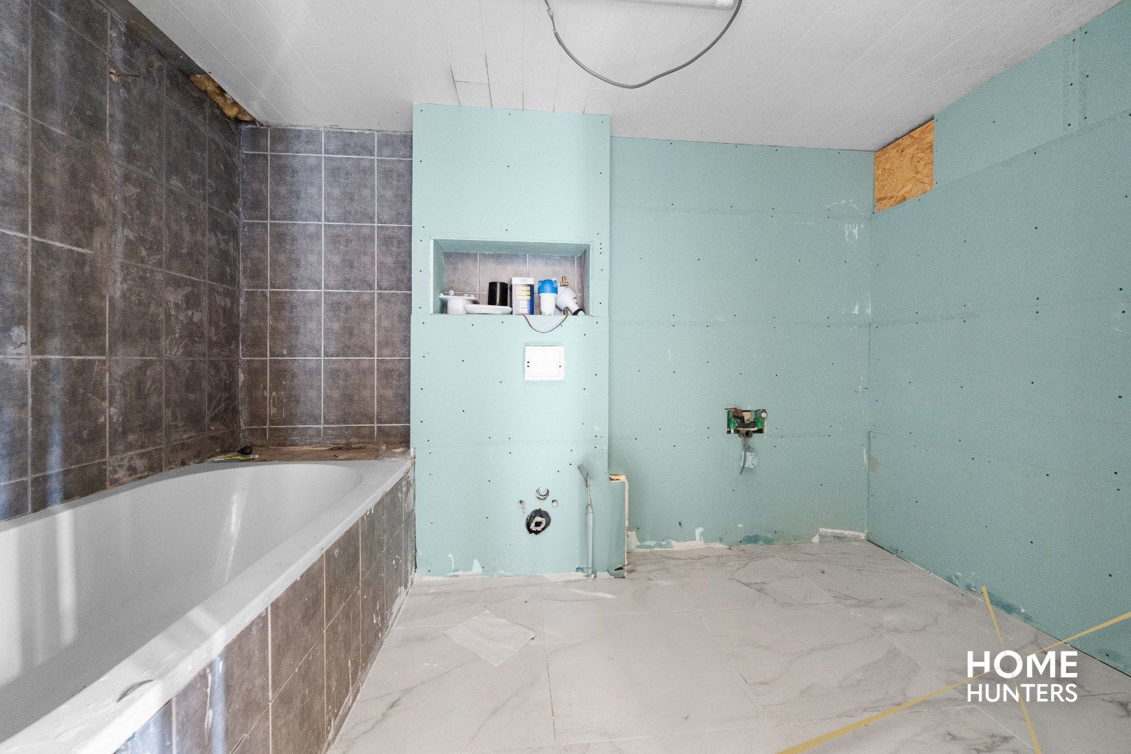 Ruime hoekwoning met potentieel te Roeselare! foto 5