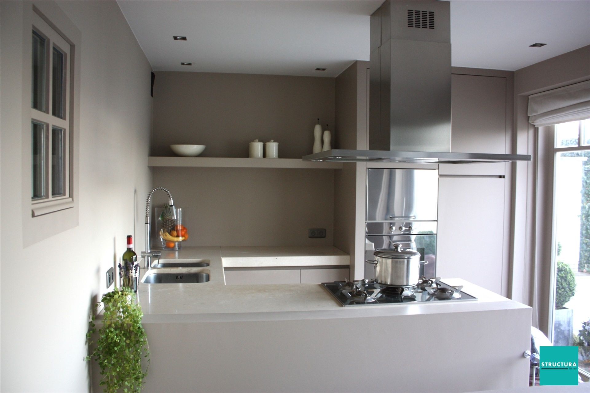 Gelijkvloers appartement met ruime tuin en twee carports foto 7