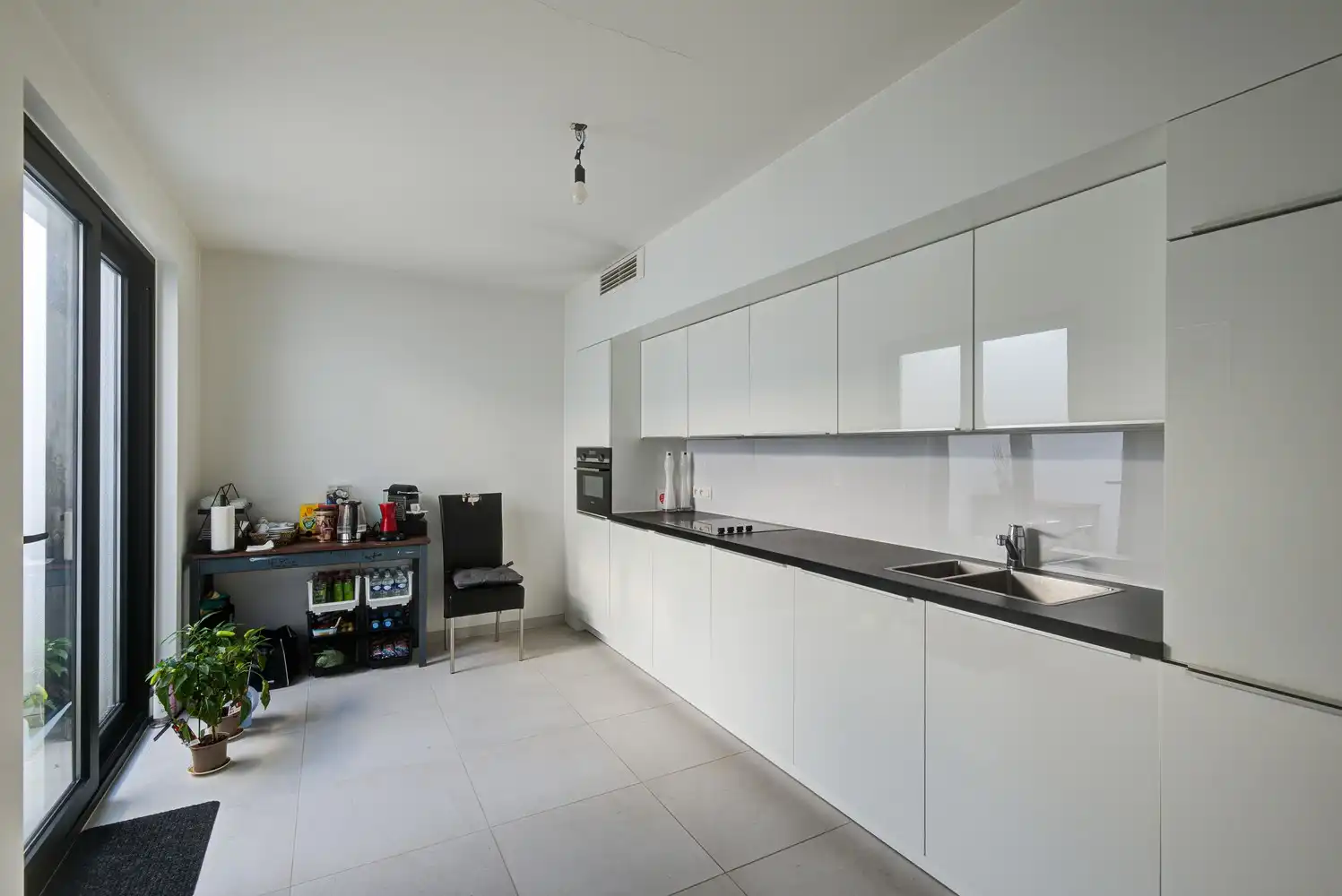 MODERNE WONING MET 2 SLAAPKAMERS, 2 TERRASSEN EN GARAGE IN HET CENTRUM VAN HOESELT foto 2