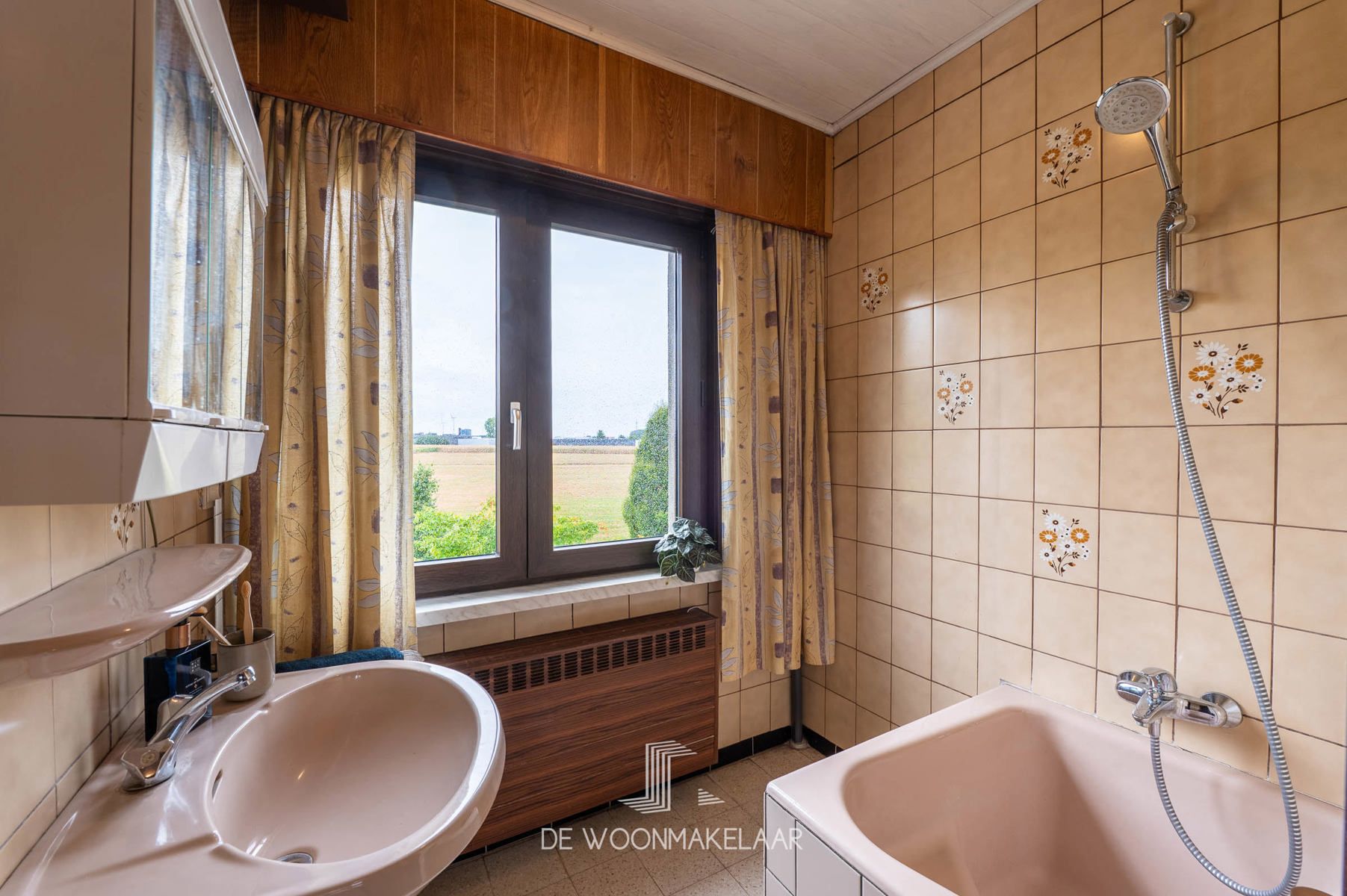 Halfopen bel-etage met 3 slaapkamers, tuin en magnifiek zicht foto 14