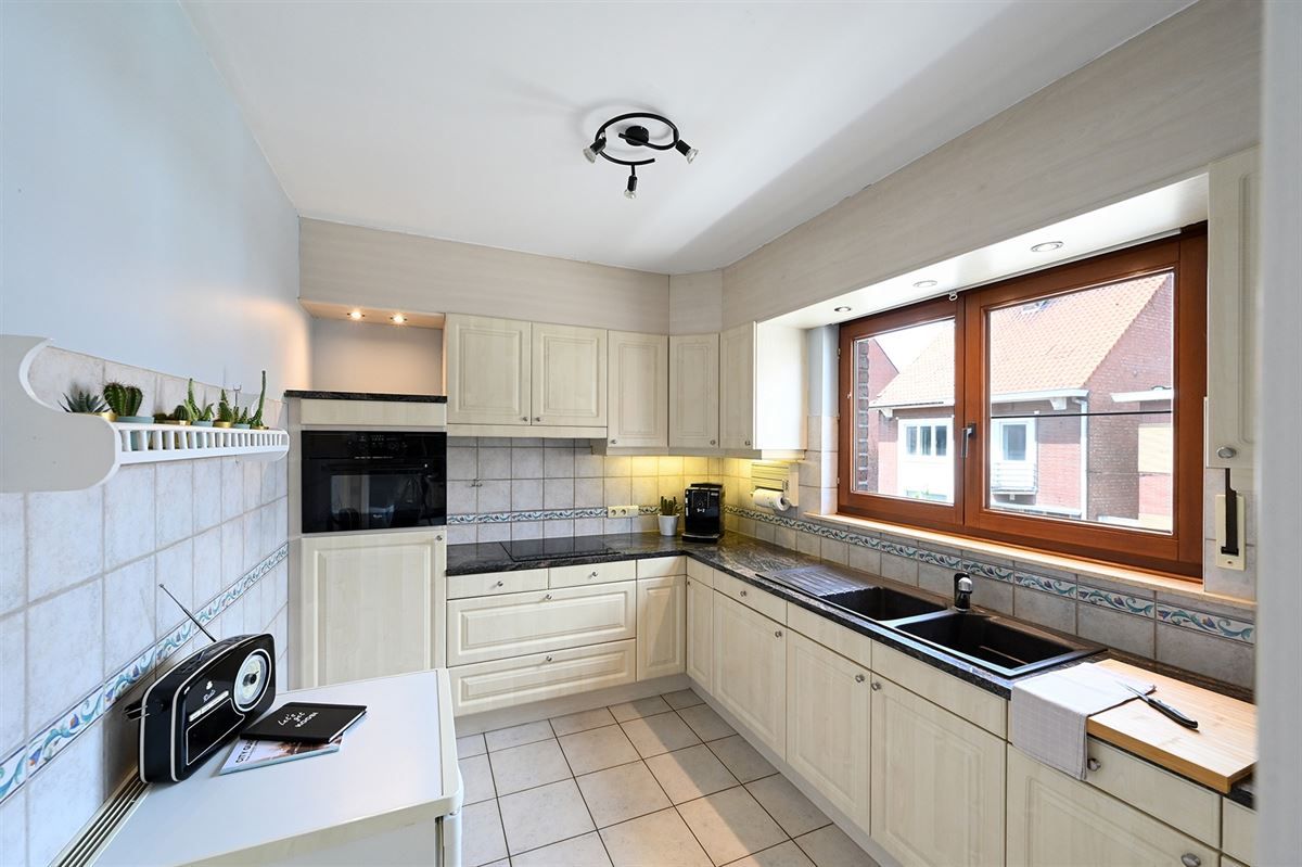 Ruim appartement met garage en kelderberging pal in centrum Hoevenen. foto 4