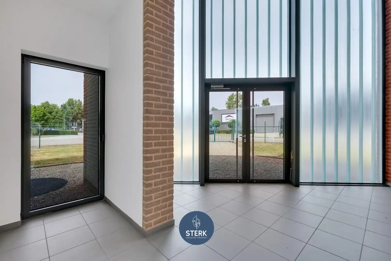 VEELZIJDIG INDUSTRIEPAND MET INSTAPKLAAR APPARTEMENT TE MAASMECHELEN ! foto 6