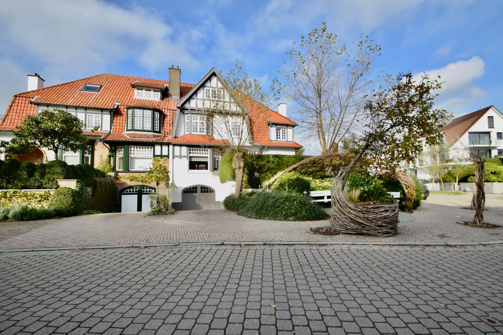Prachtige karaktervolle villa in hartje Zoute, op enkele stappen van het Dominicanenkerkje en het strand te huur. foto {{pictureIndex}}