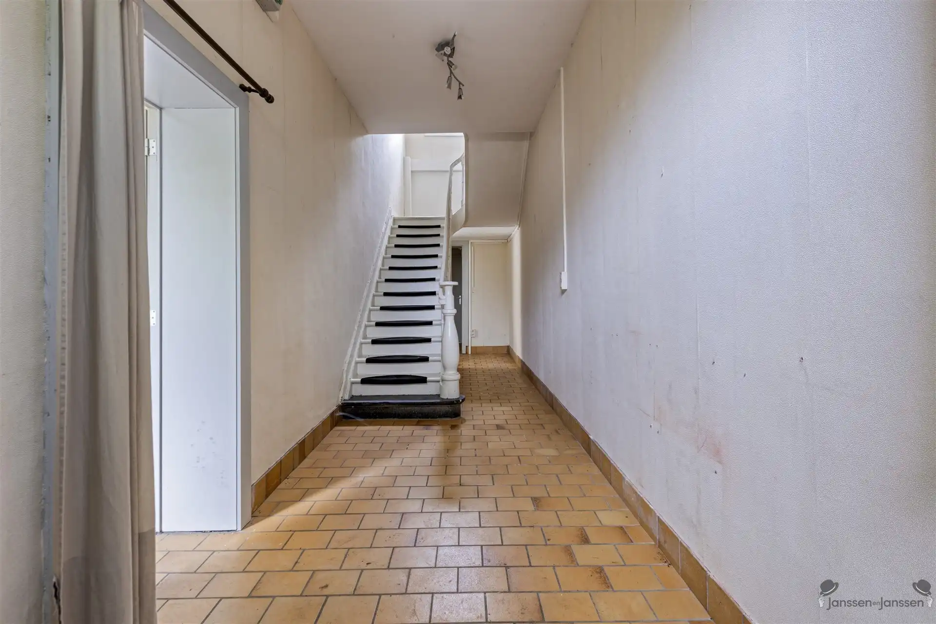 Karaktervolle halfopen bebouwing met potentieel en unieke ligging te Leopoldsburg foto 3