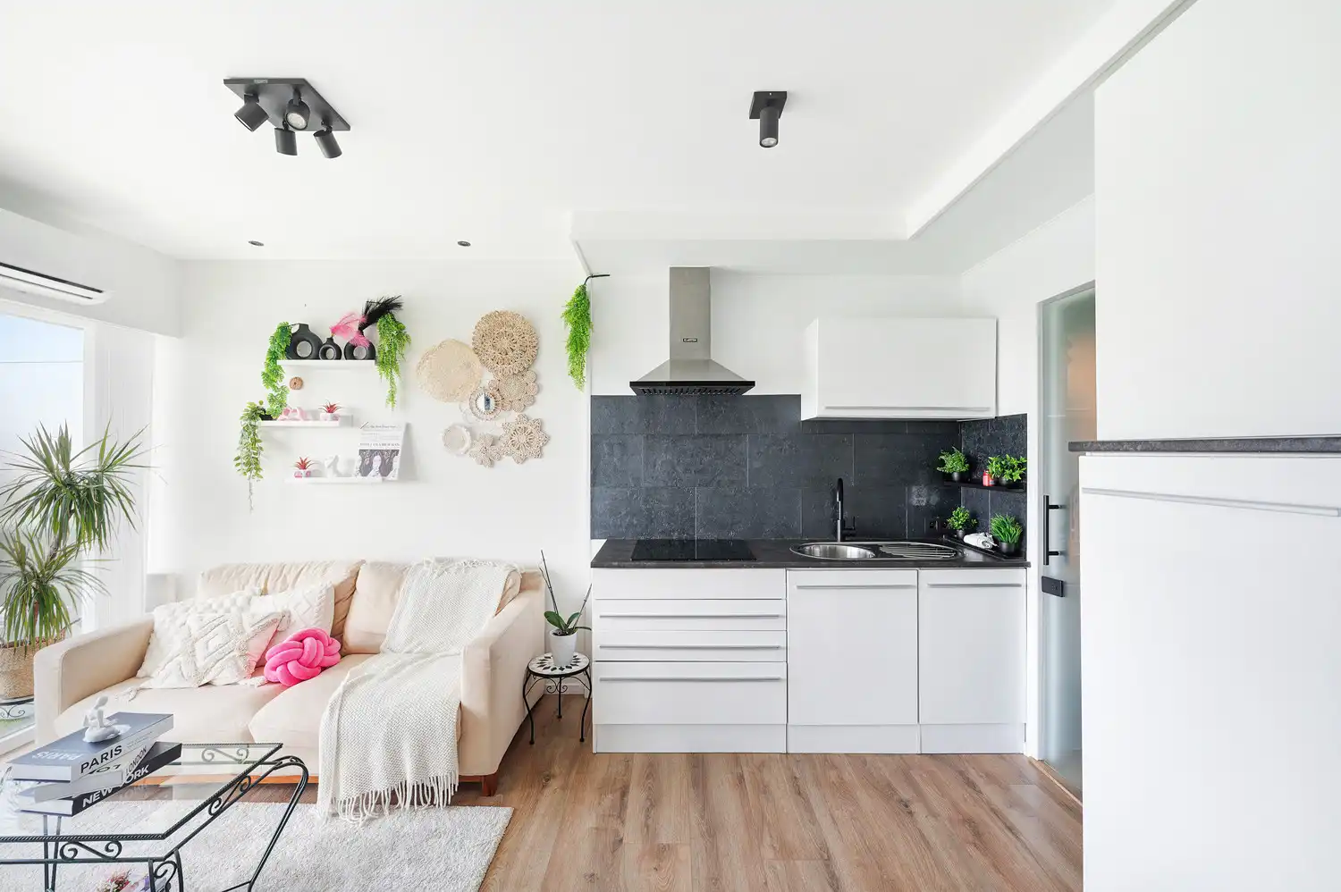 Prachtig gemeubelde vernieuwde studio/appartement met zonnig terras en open zichten foto 3