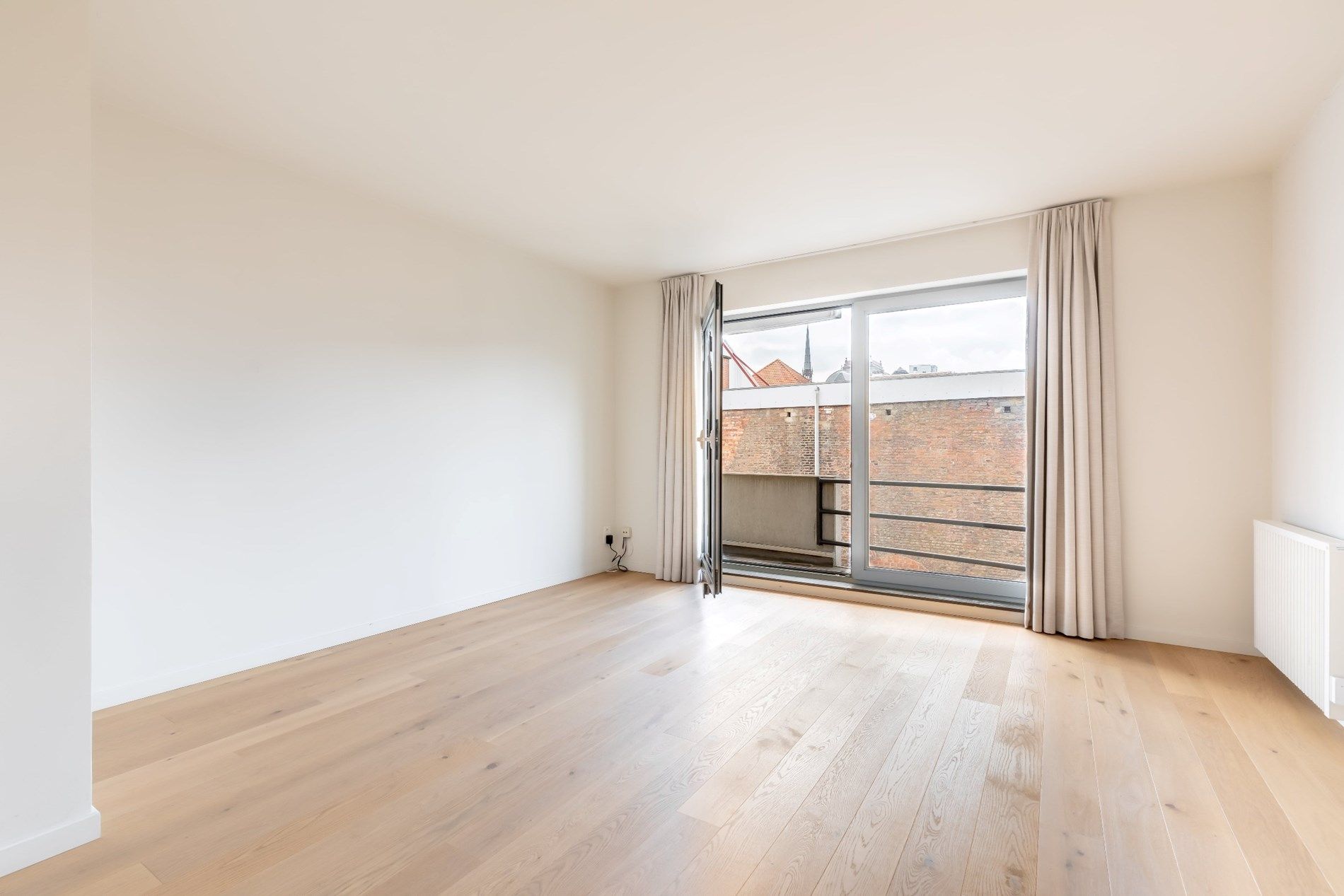 Instapklaar en gerenoveerde 1-slaapkamerappartement met terras foto 1