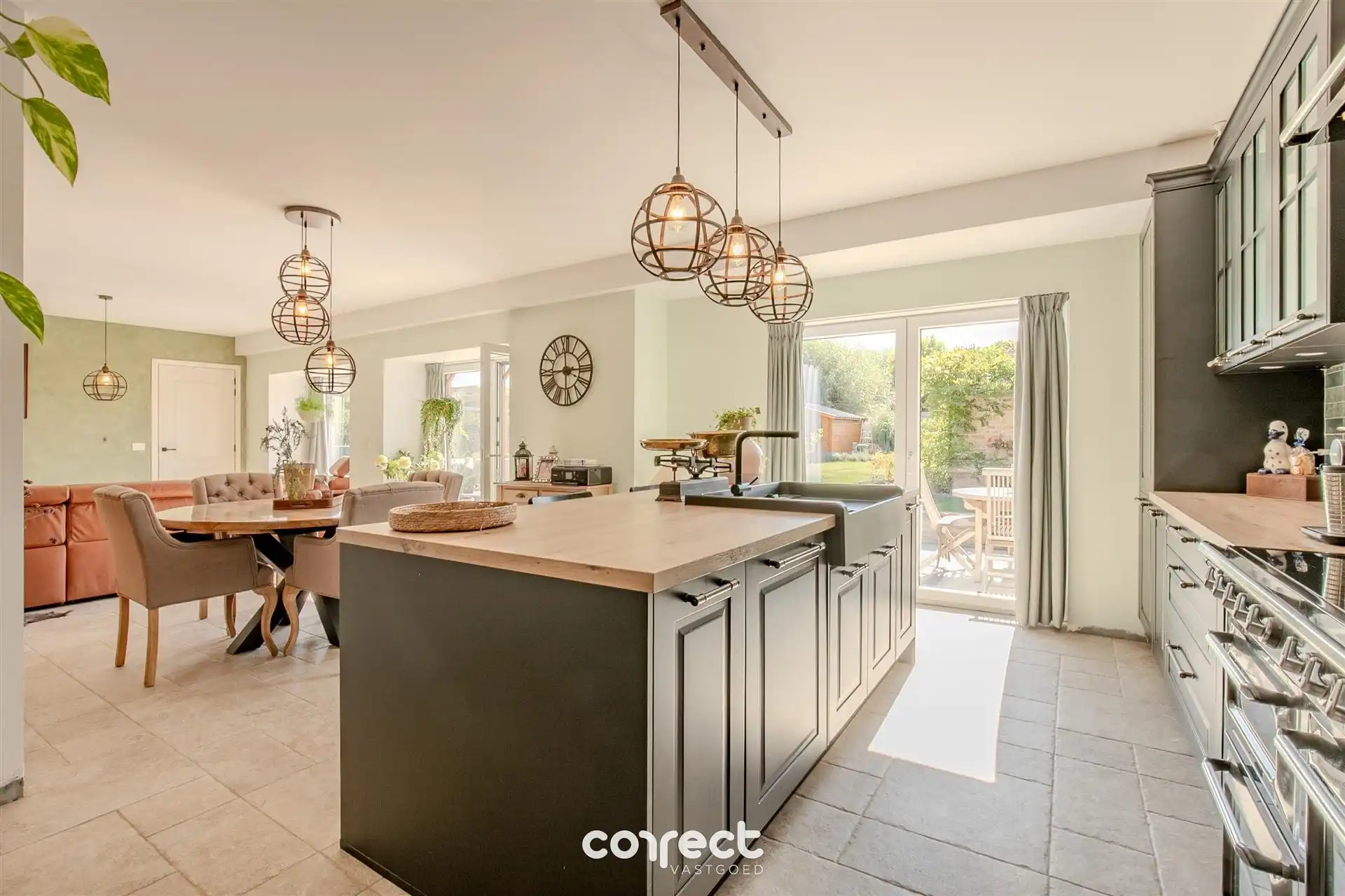 Mooi gerenoveerde woning met 2 slaapkamers, mogelijkheid tot 4 slaapkamers, op een grondoppervlakte van 643 m². foto 2