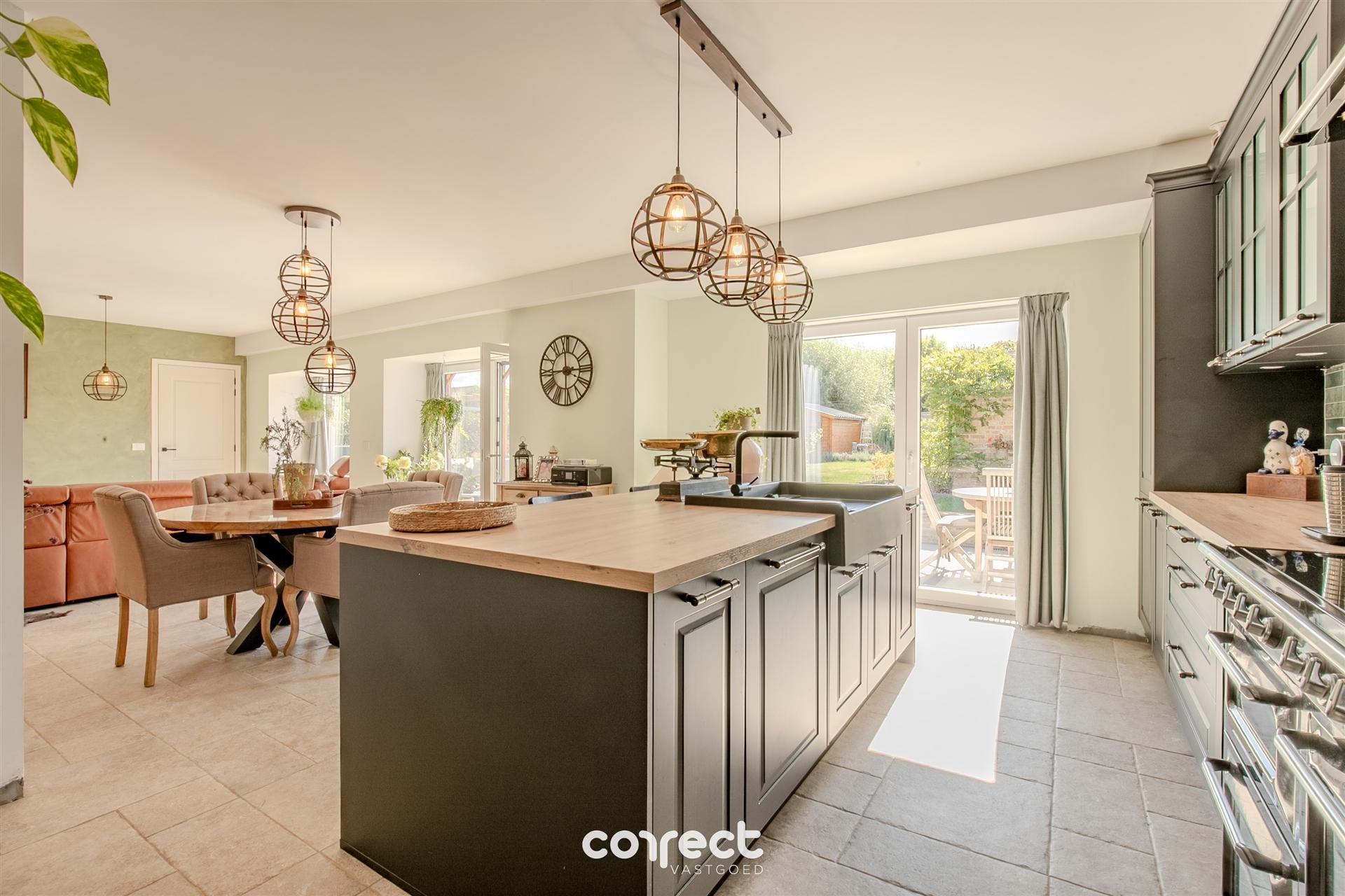 Mooi gerenoveerde woning met 2 slaapkamers, mogelijkheid tot 4 slaapkamers, op een grondoppervlakte van 643 m². foto 2