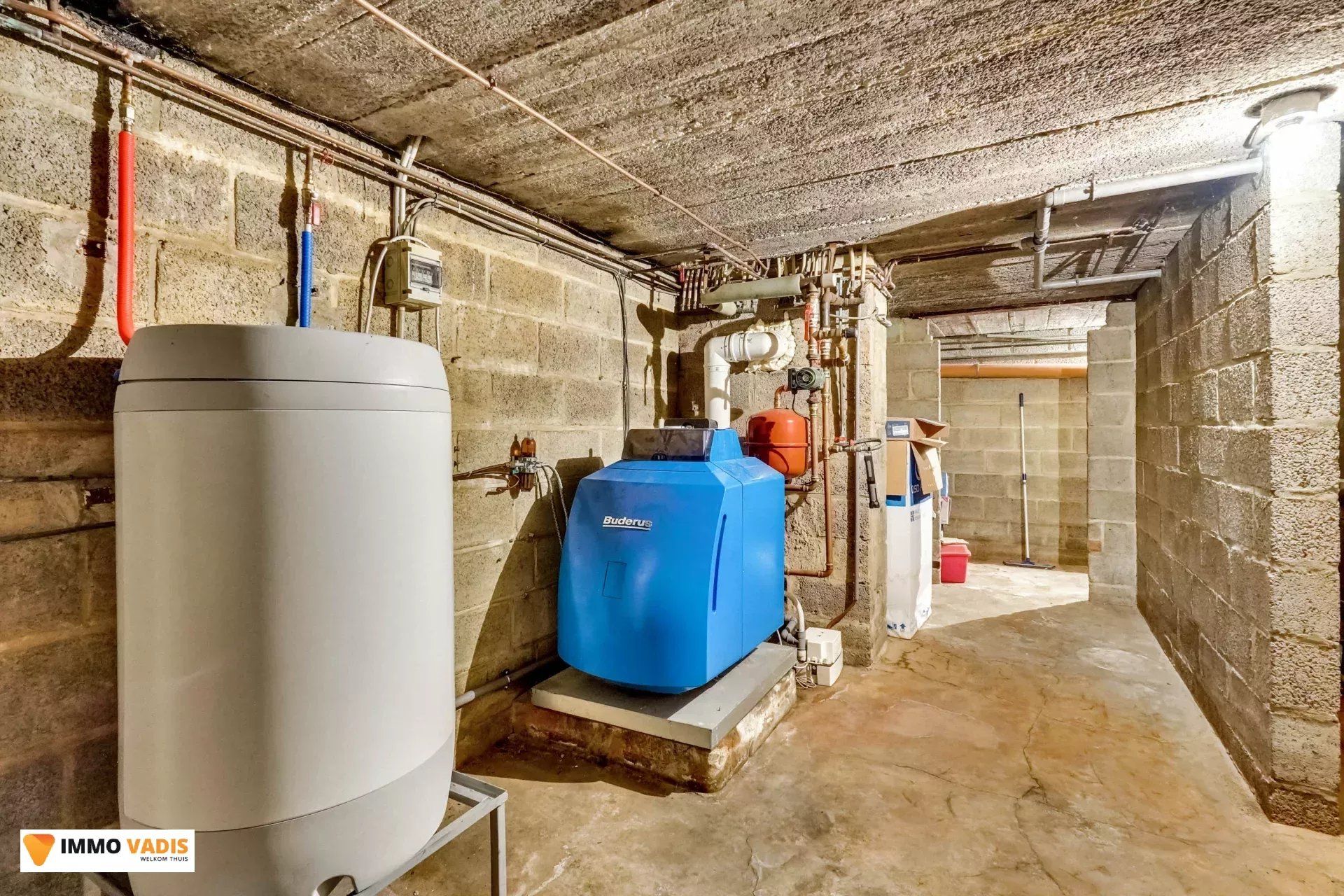 Te koop op lijfrente - Comfortabele villa met drie slaapkamers, twee garages en een magazijn. foto 22