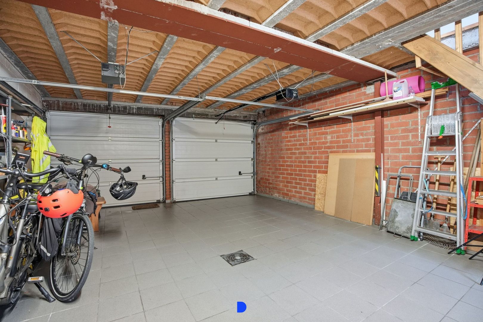 Veelzijdige rijwoning met 2 garages in het centrum van Tielt! foto 11
