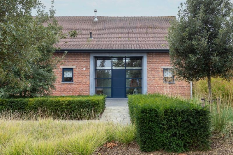 Hoofdfoto van de publicatie: Roeselare-Stadsrand. RUIME VILLA MET EXTRA POTENTIEEL op 1150m2 gelegen aan uitstekende invalsweg, 3-4 slaapkamers. Garage. En prachtige diepe Zuid-Westelijke tuin.