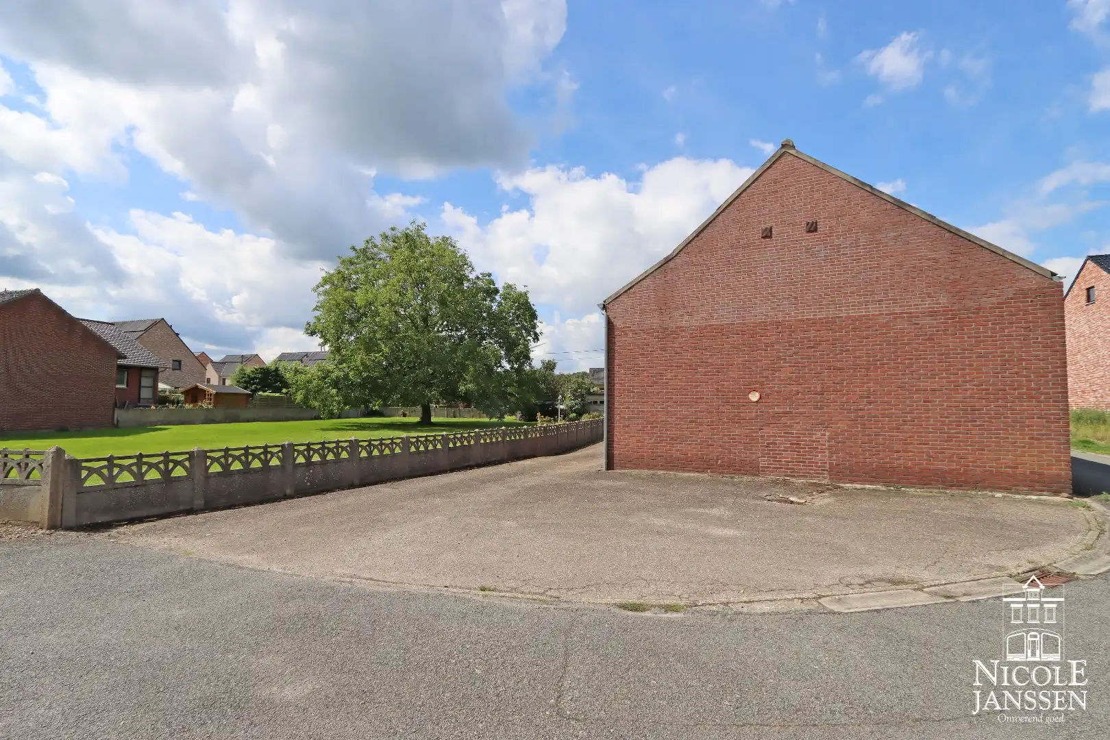 Te renoveren langgevelhoeve met garage en royale tuin op rustige locatie foto 10