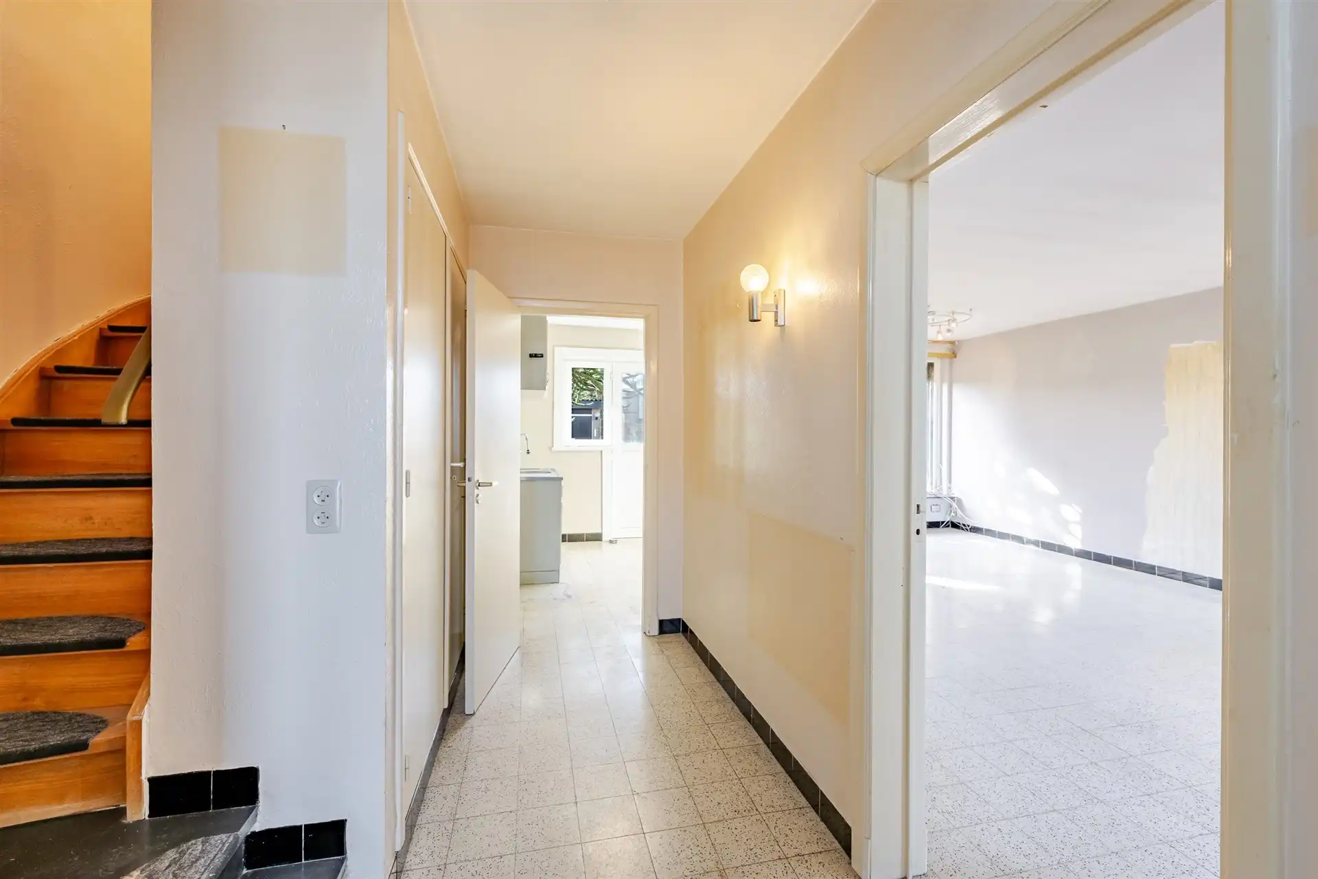 Te renoveren woning met 4 slpk en tuin foto 2