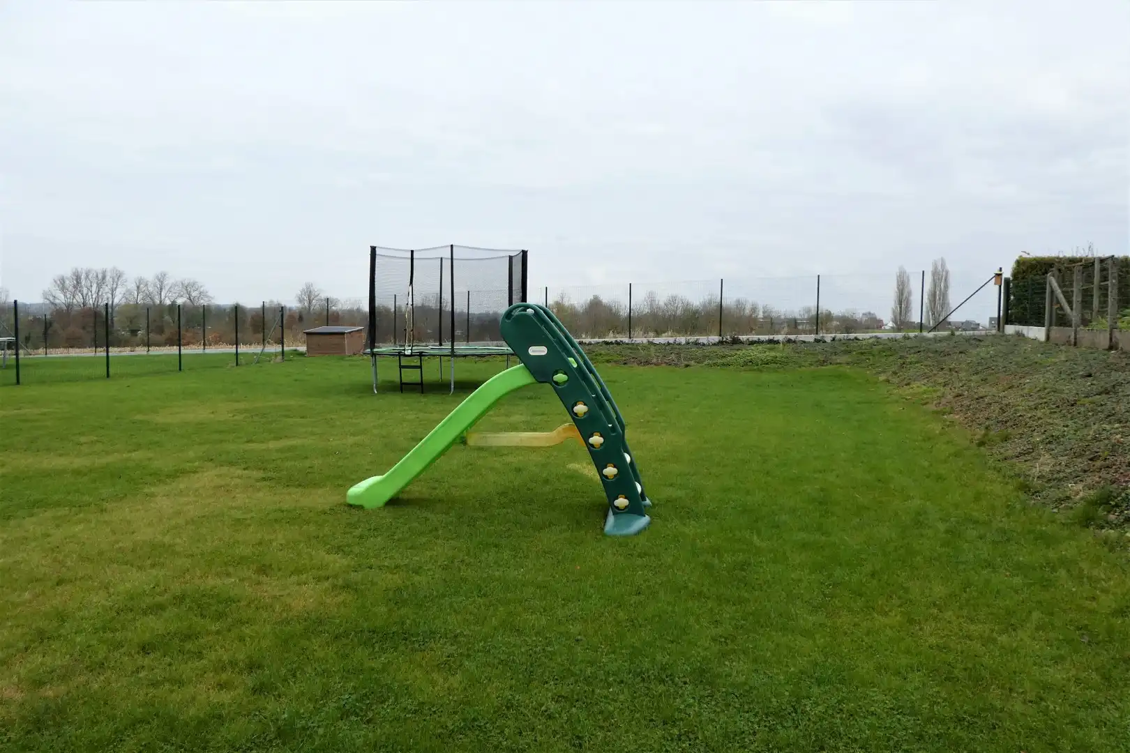 Prachtig nieuwbouw gelijkvloers appartement van 120m² met zuidgericht terras v 54m², tuin, 6 zonnepanelen en twee staanplaatsen. Toegankelijk met rolstoel. Aanrader! foto 5