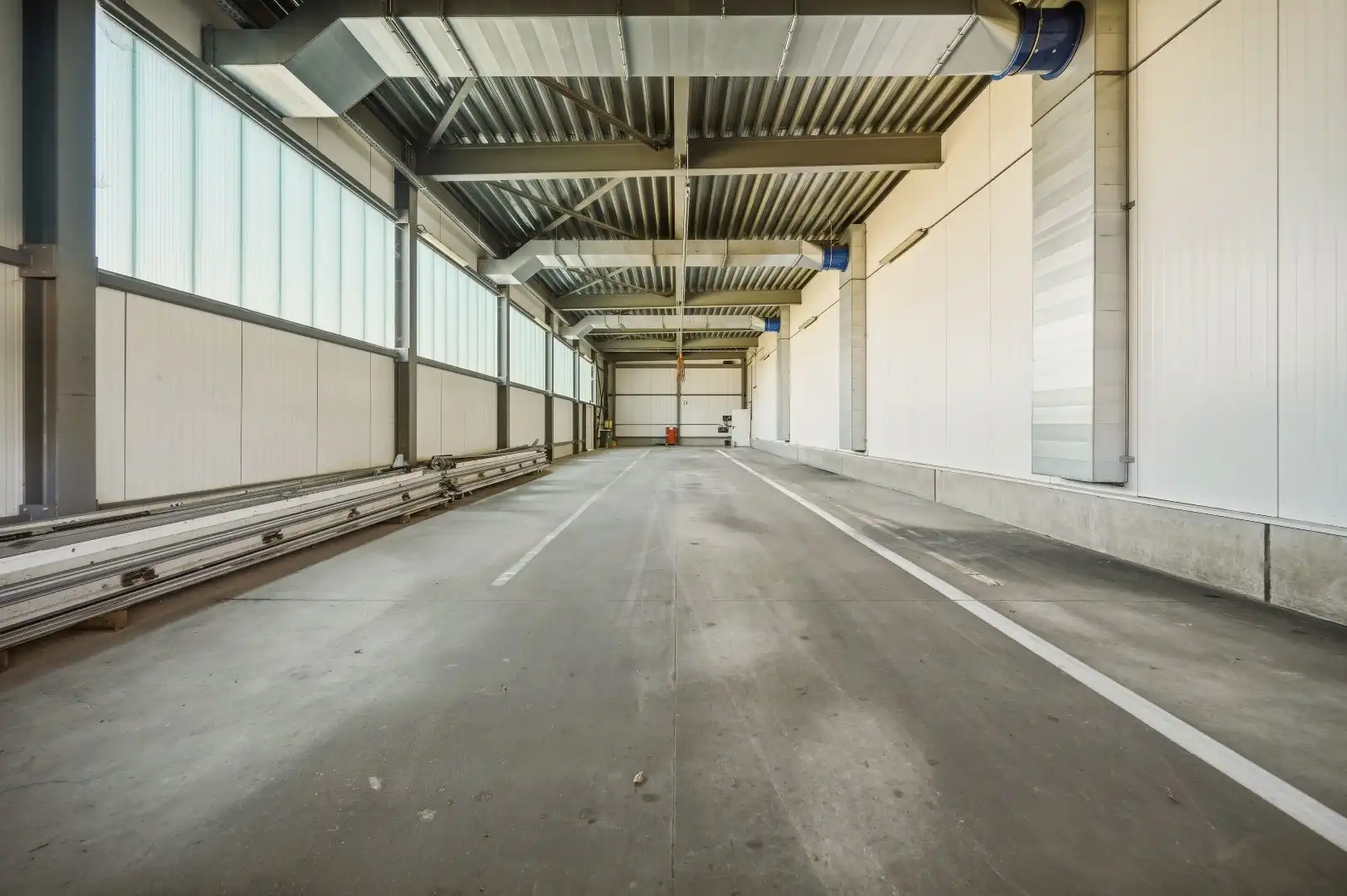 Grote hangaar met ruime parkingmogelijkheden is geschikt voor diverse bedrijfsdoeleinden. foto 15
