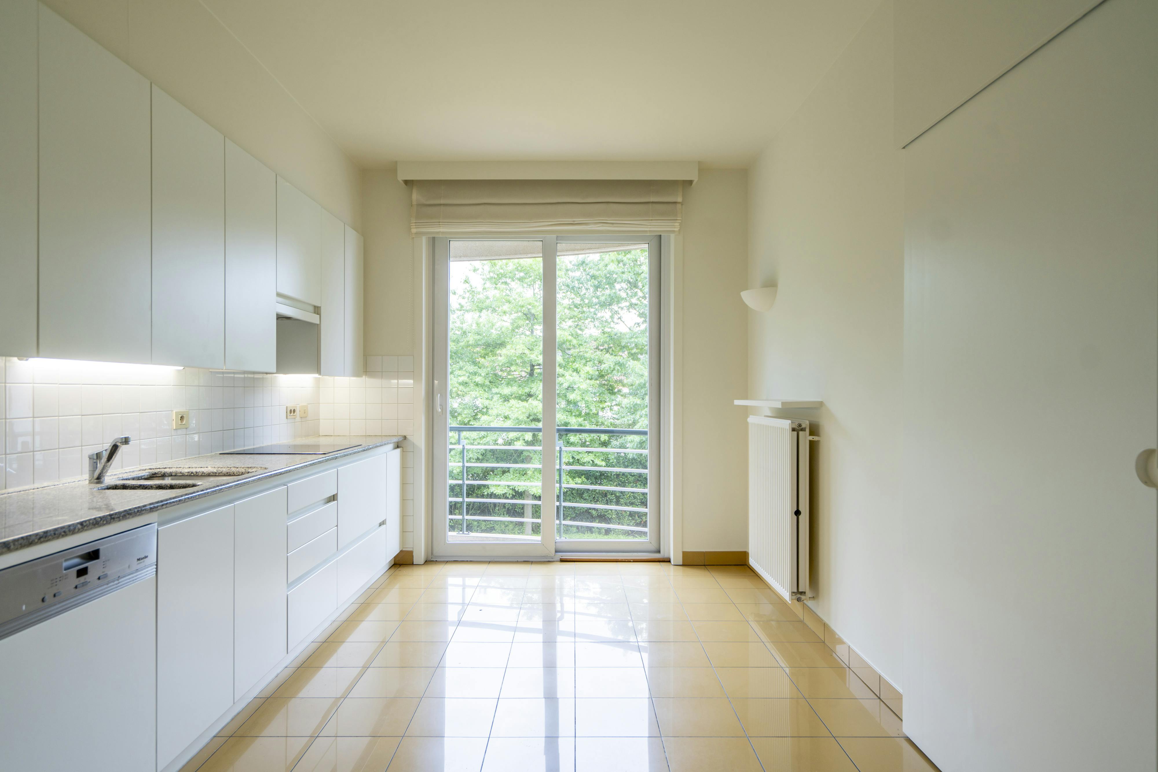 Ruim en lichtrijk appartement te koop nabij centrum Kortrijk foto 6