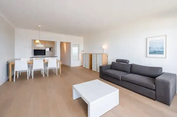 Prachtig gerenoveerd appartement met frontaal zeezicht foto 5