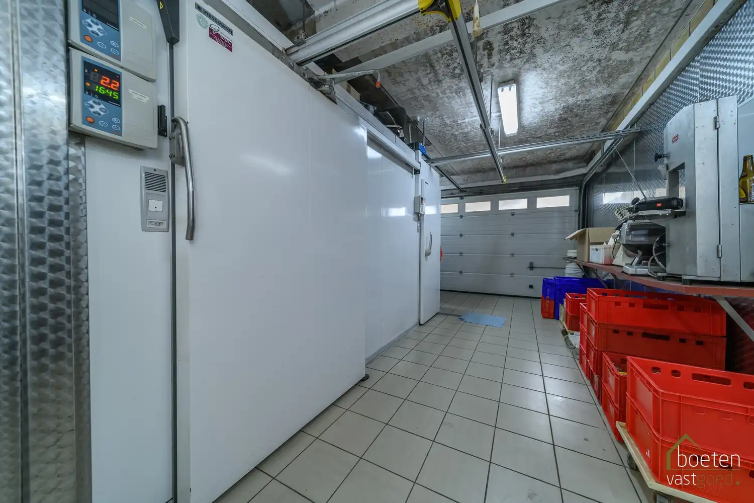 ALVERINGEM: instapklare beenhouwerij met woonst (4 slpks), ruim zonneterras/tuintje en garage in het hart van Alveringem. foto 9