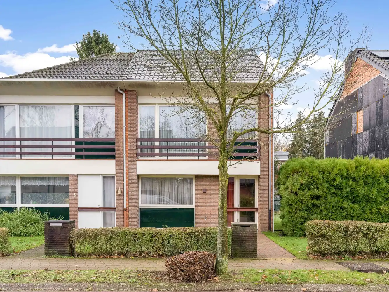 Hoofdfoto van de publicatie: Licht op te frissen woning met 3 slpk. en tuin