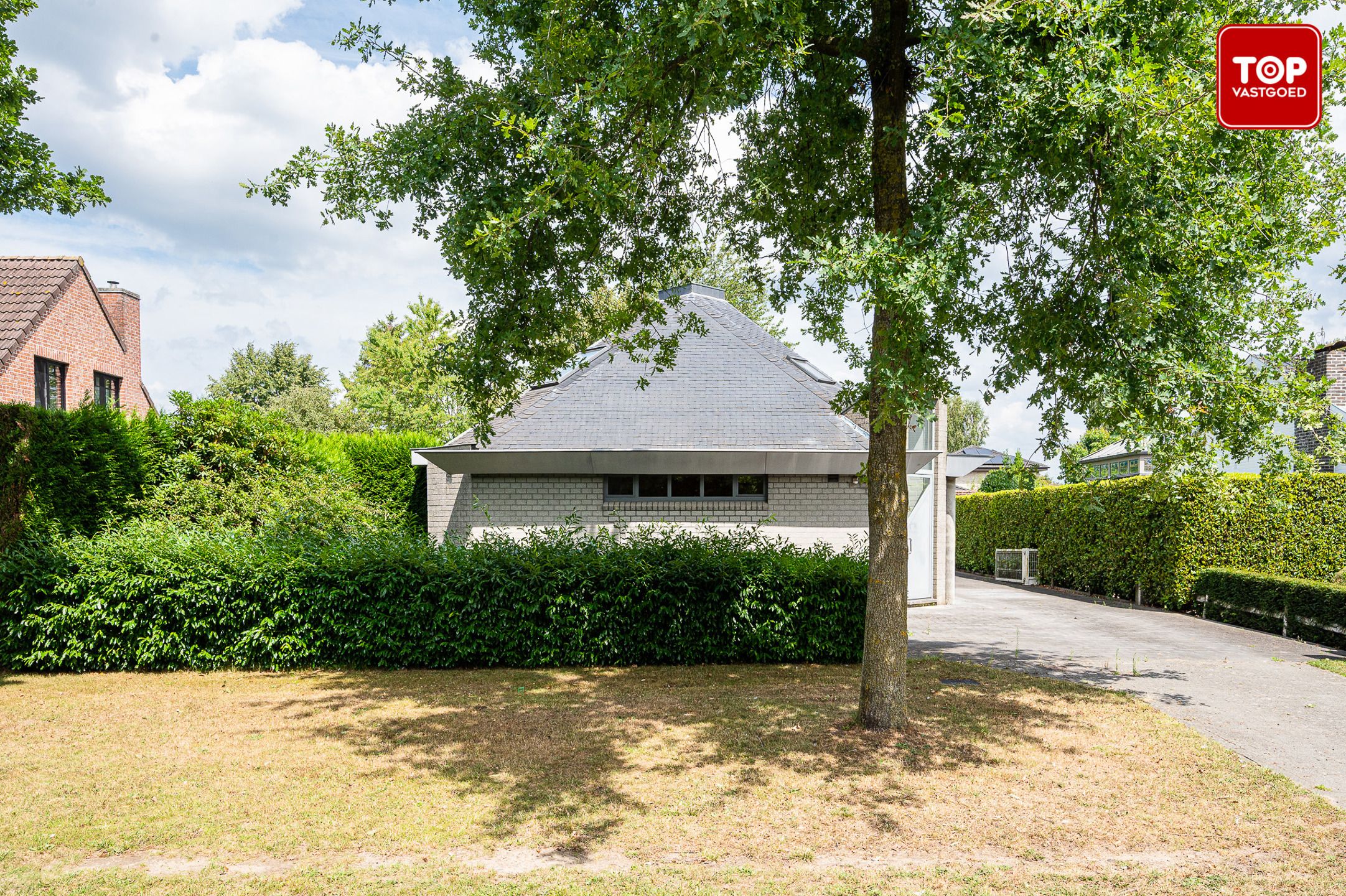 Open bebouwing een perceel van 690m² met mooie tuin en garage.  foto 2