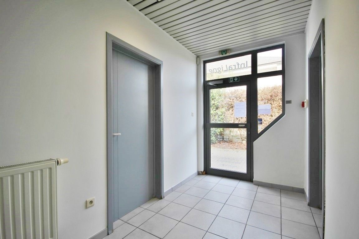 Instapklaar handelspand met magazijn op toplocatie in Sint-Truiden foto 5