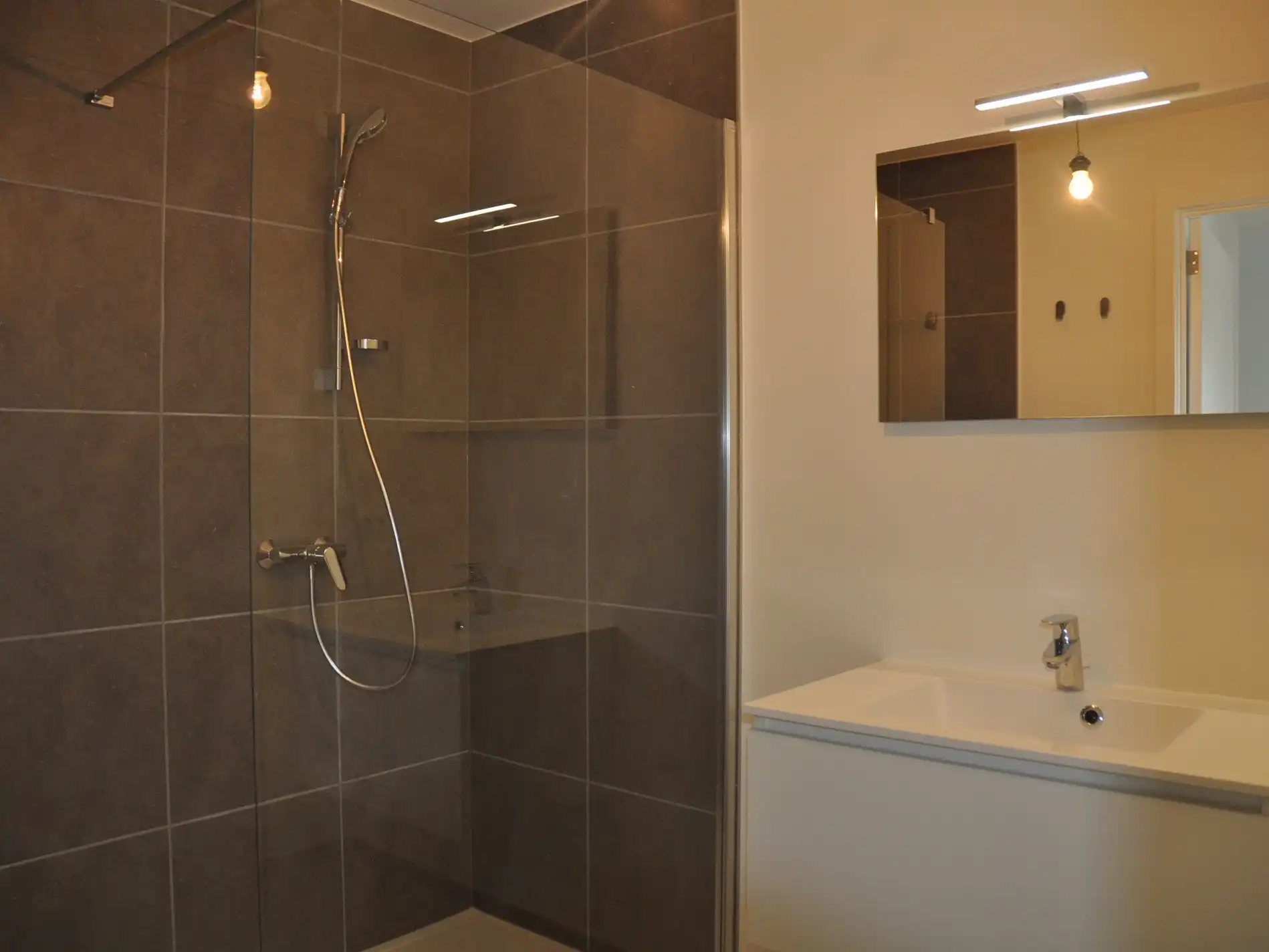 Verzorgd appartement met twee slaapkamers - terras - staanplaats - berging foto 12