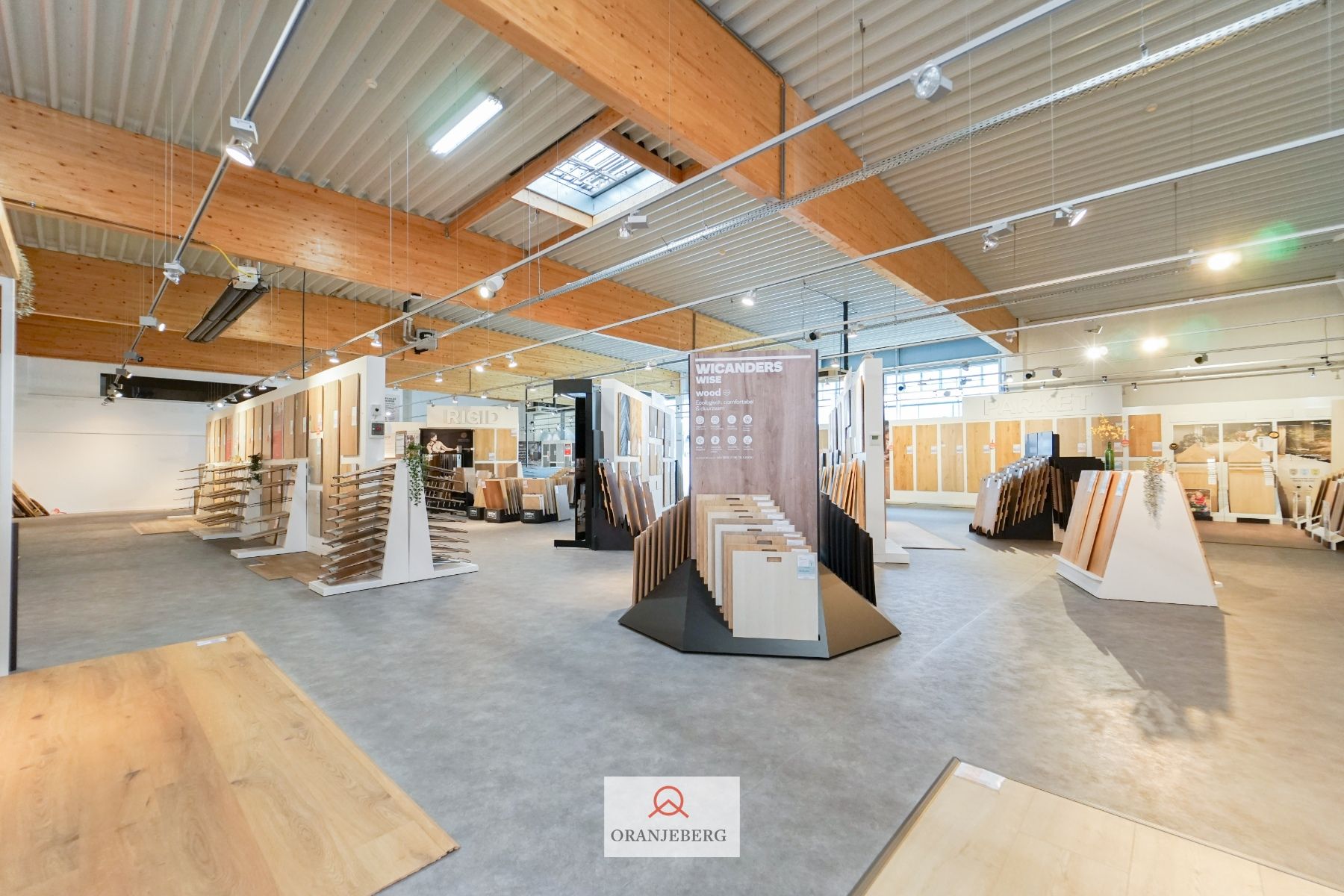 In de schaduw van de IKEA: winkel-magazijn van 750 m² +P! foto 7