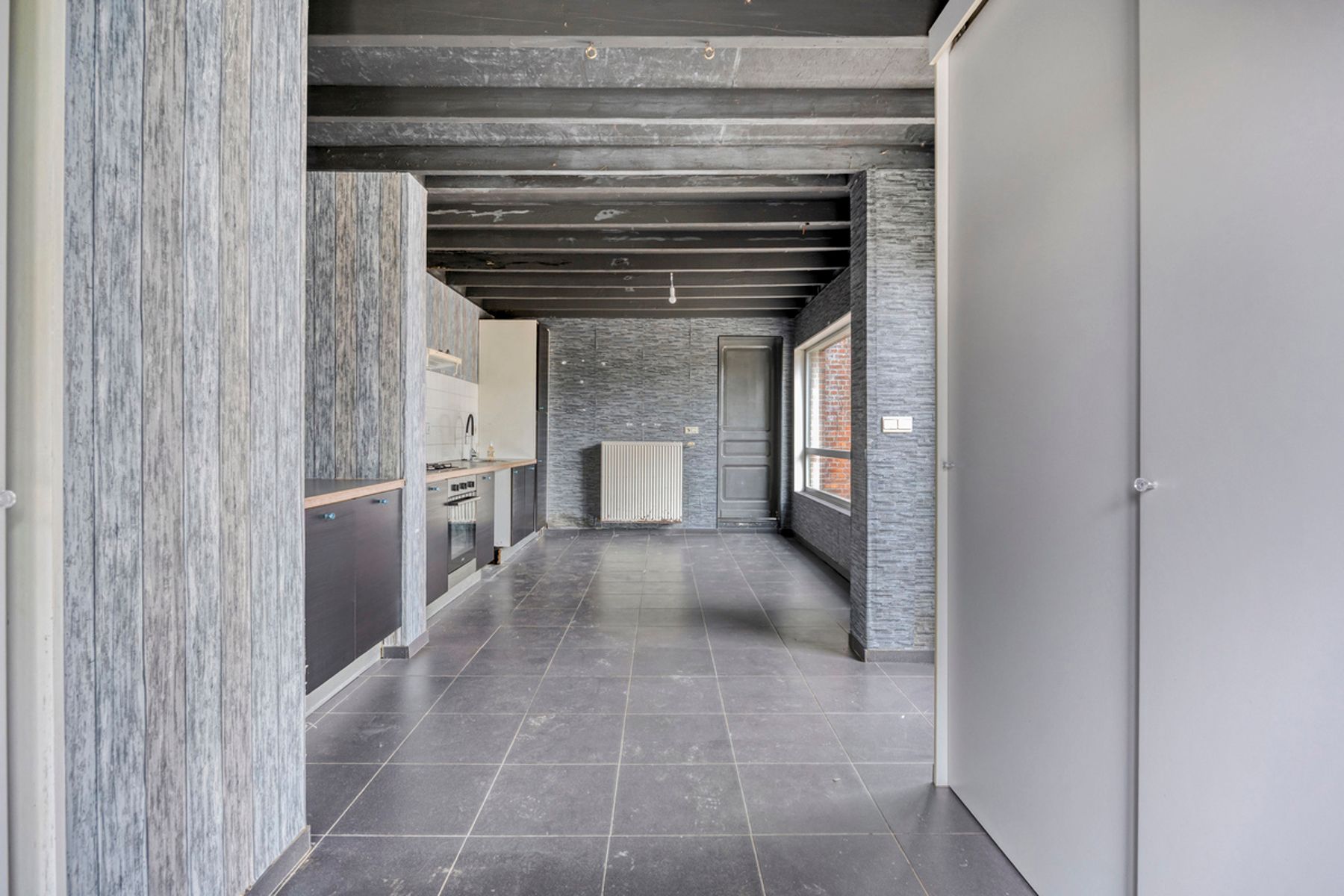 Ruim renovatieproject (226m²) met tuin aan kanaal foto 15