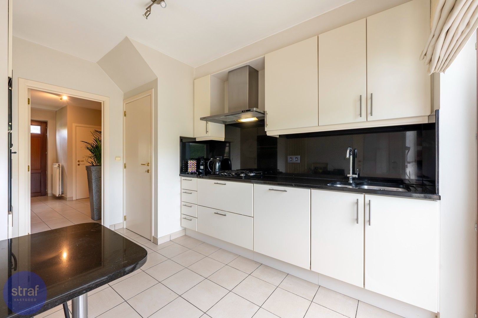 Gezellig huis met toffe tuin en twee garages in Zwijndrecht foto 9