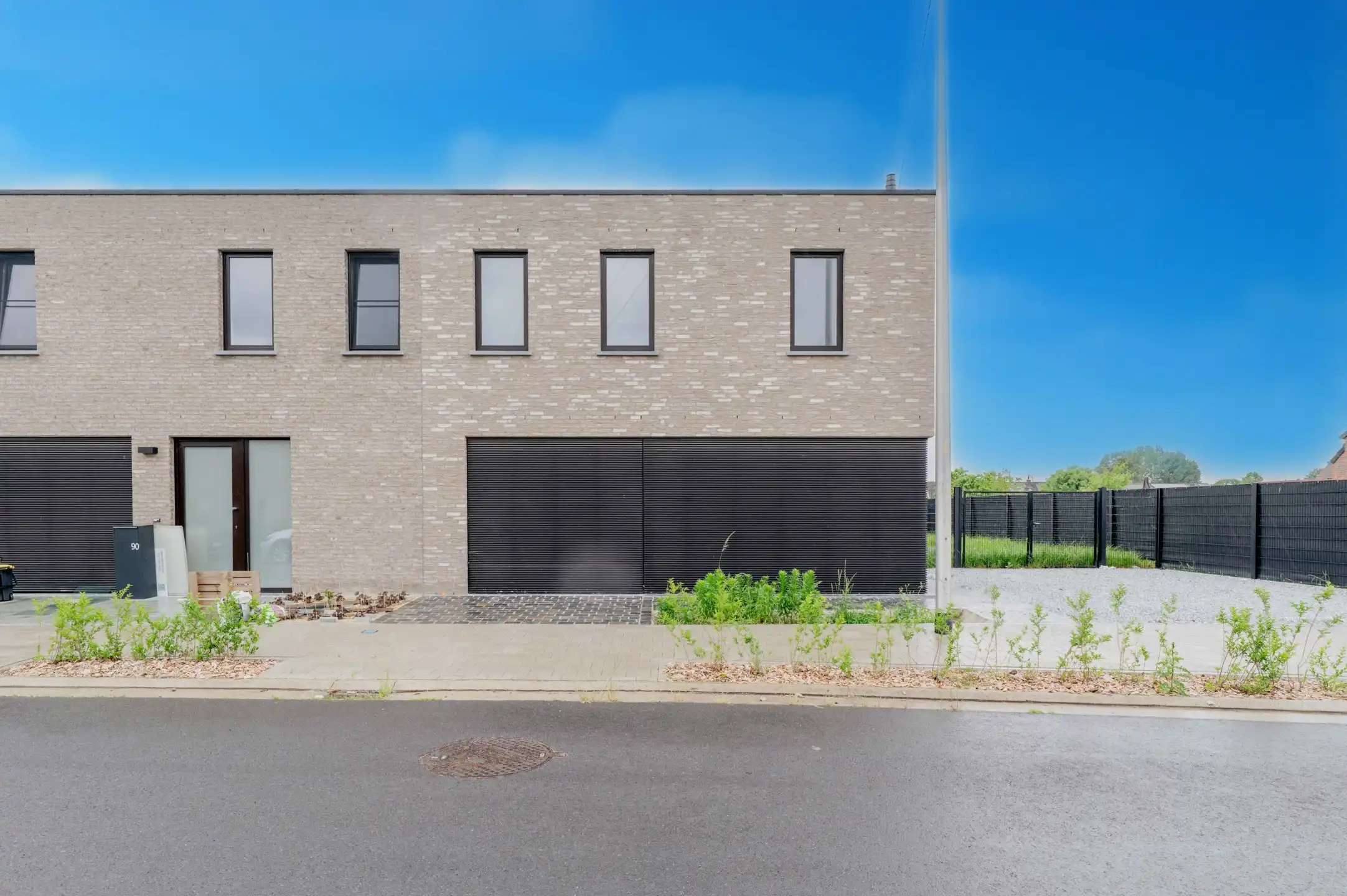 Halfopen moderne woning met zonnige tuin foto 23