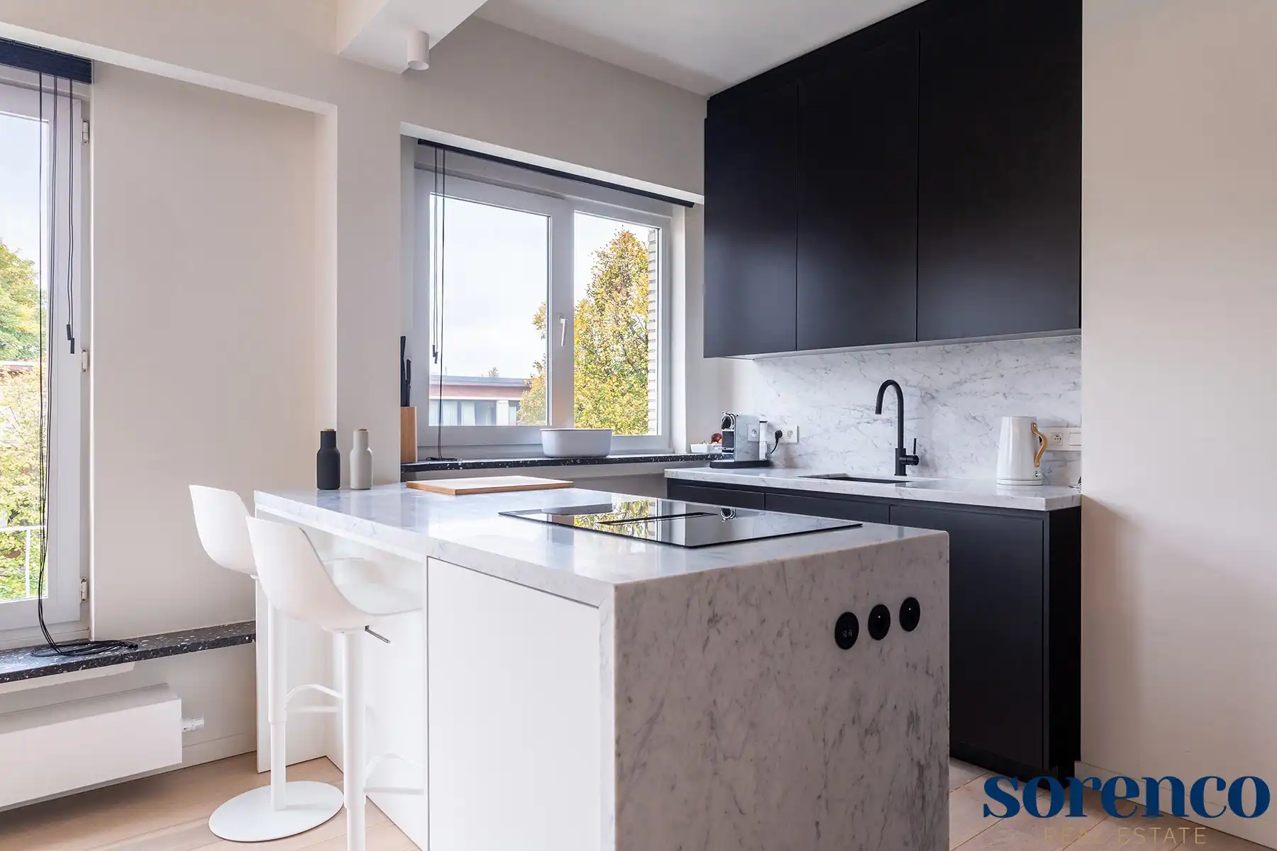 Wilrijk - Gerenoveerd en lichtrijk hoekapp.+ terras. foto 8